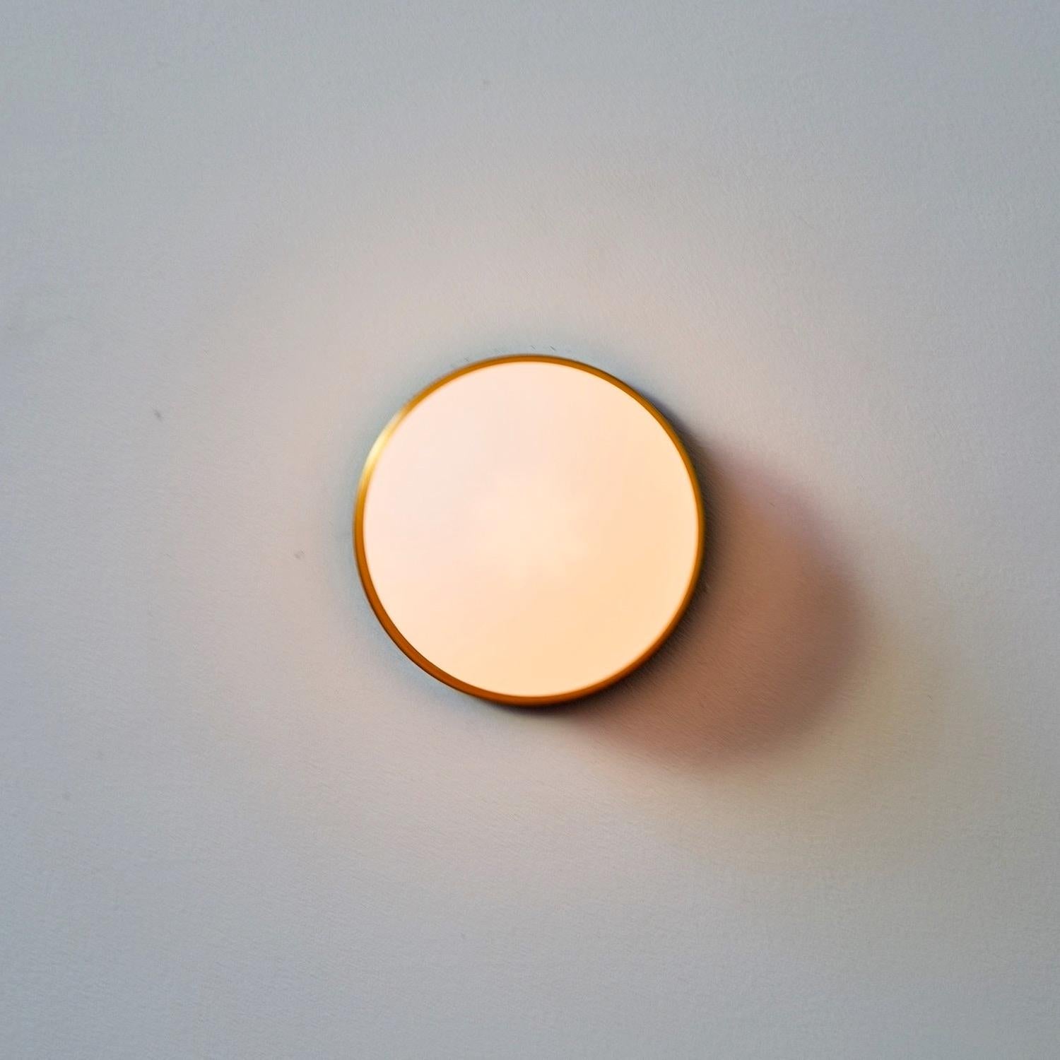 Paire de globes encastrés par Research. Luminaires, laiton, verre de 5 pouces, fabriqués sur commande en vente 1