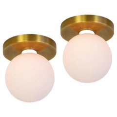 Paire de globes encastrés par Research. Luminaires, laiton, verre de 5 pouces, fabriqués sur commande