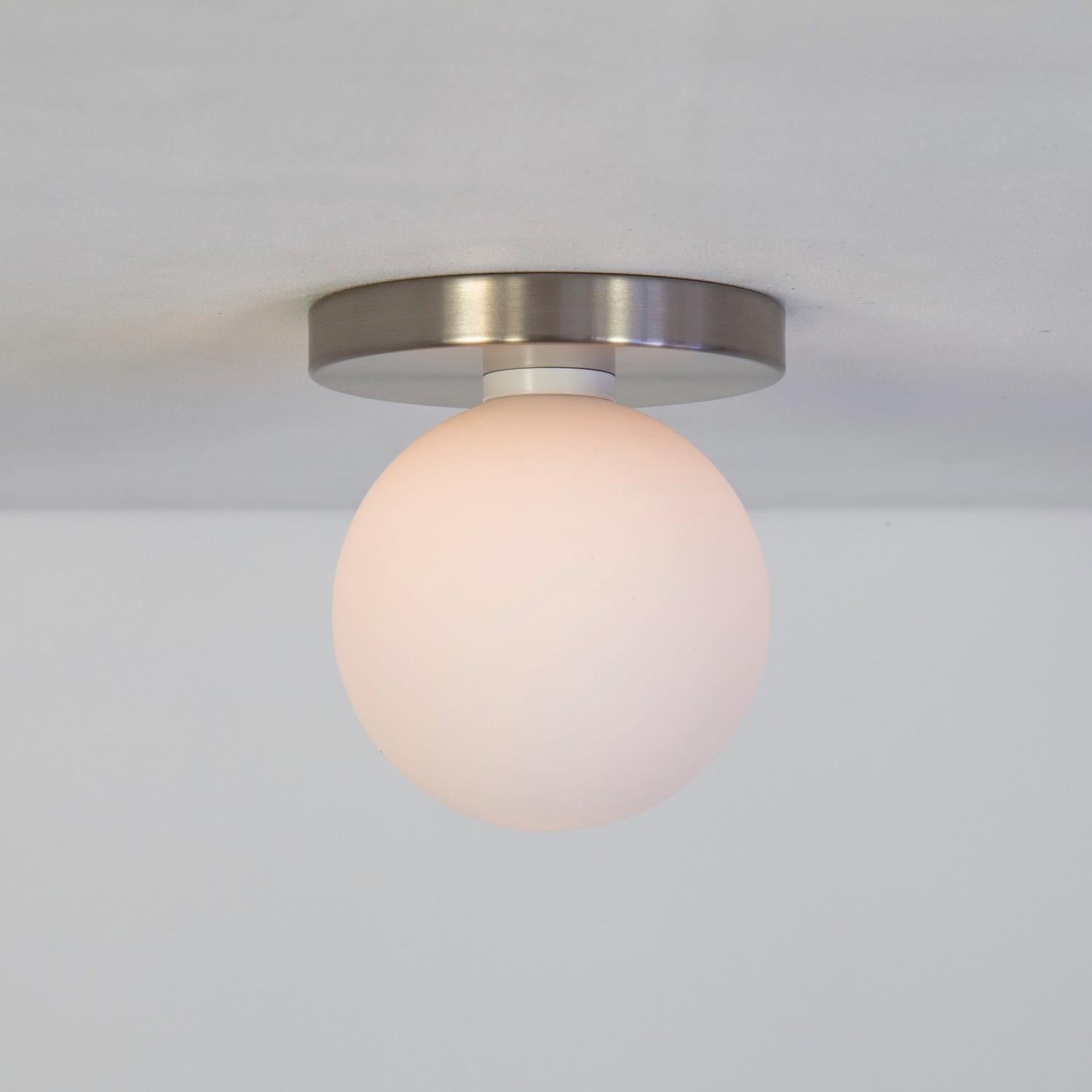 Cette liste est pour 2x Globe Flush Mounts en nickel brossé conçu et fabriqué par Research.Lighting.

MATERIAL : Laiton, acier et verre
Finition :  Nickel brossé
Électronique : 1x douille G9, 1x ampoule LED de 4,5 watts (incluse pour les commandes