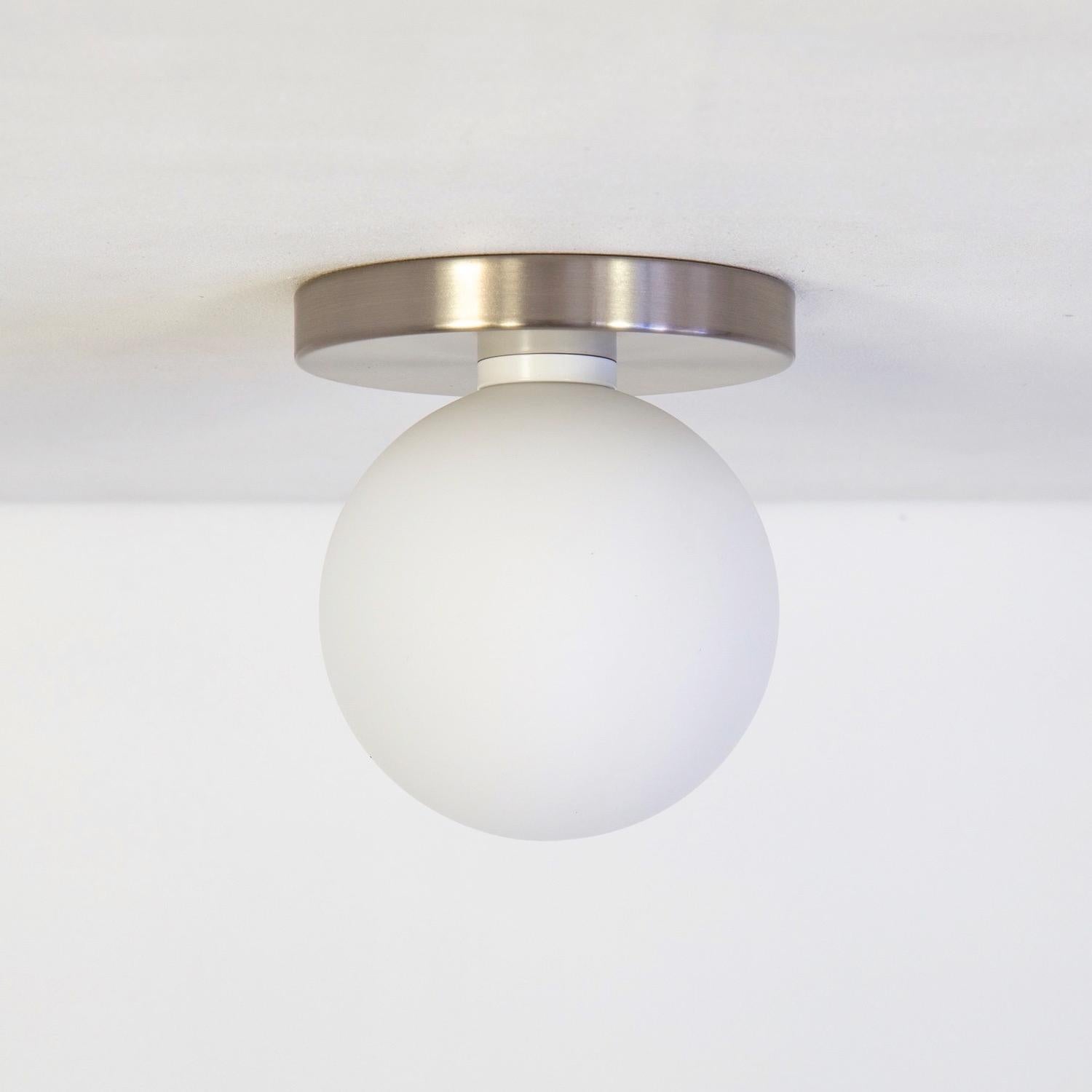 Moderne Paire de globes encastrés par Research.Lighting, nickel brossé, verre 5 pouces, MTO en vente