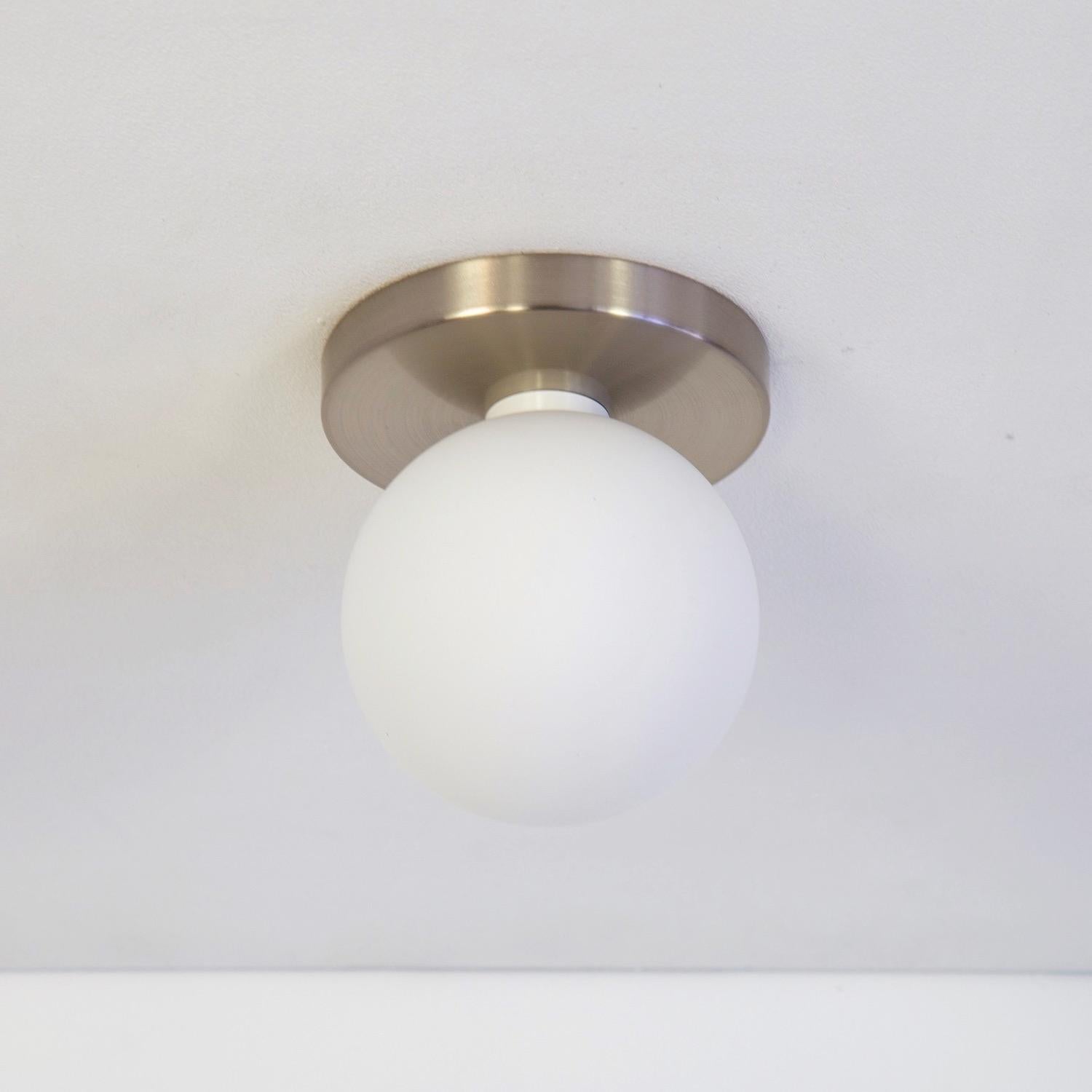 XXIe siècle et contemporain Paire de globes encastrés par Research.Lighting, nickel brossé, verre 5 pouces, MTO en vente