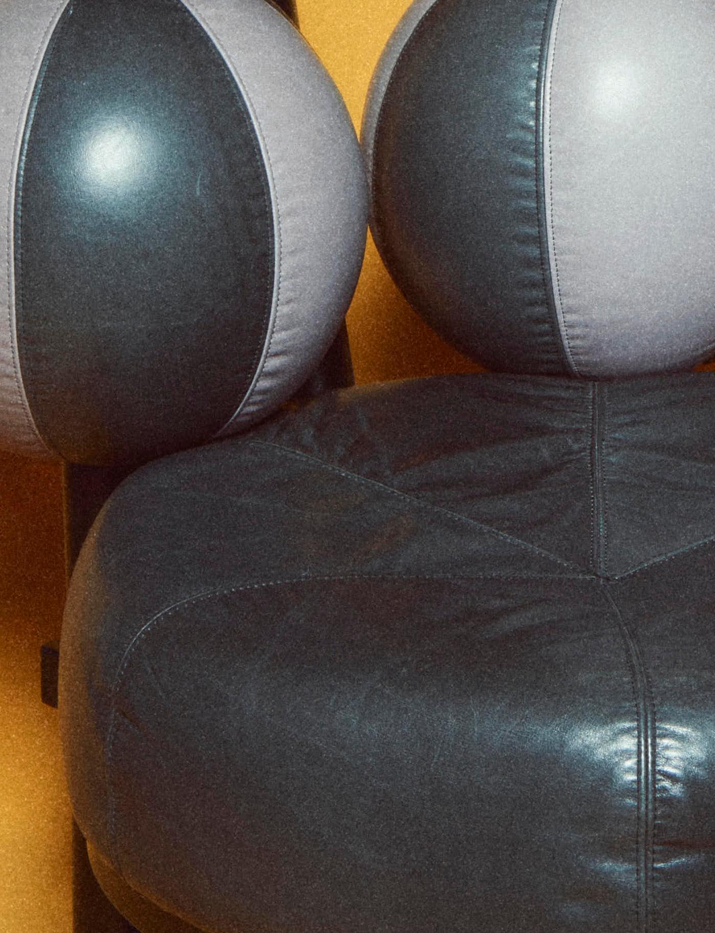 Pair of Globe lounge chairs by Peter Opsvik, Norway, 1980 In Good Condition For Sale In TOURS, FR