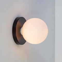 Paire d'appliques Globe par Research.Lighting, noires, en verre de 5 pouces, fabriquées sur commande