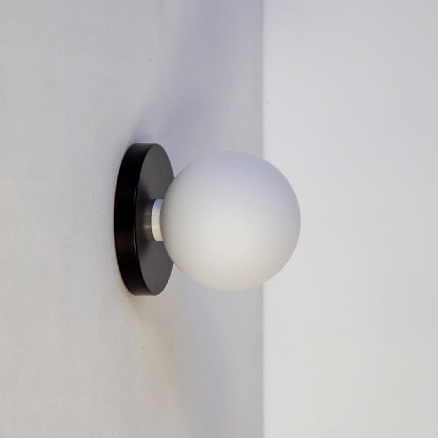 Américain Paire d'appliques Globe par Research.Lighting, noires, en verre de 5 pouces, fabriquées sur commande en vente