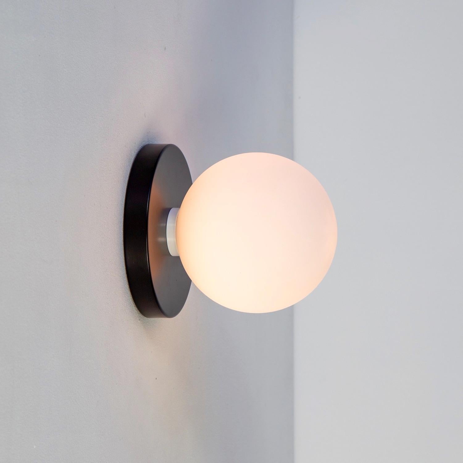 Poudré Paire d'appliques Globe par Research.Lighting, noires, en verre de 5 pouces, fabriquées sur commande en vente