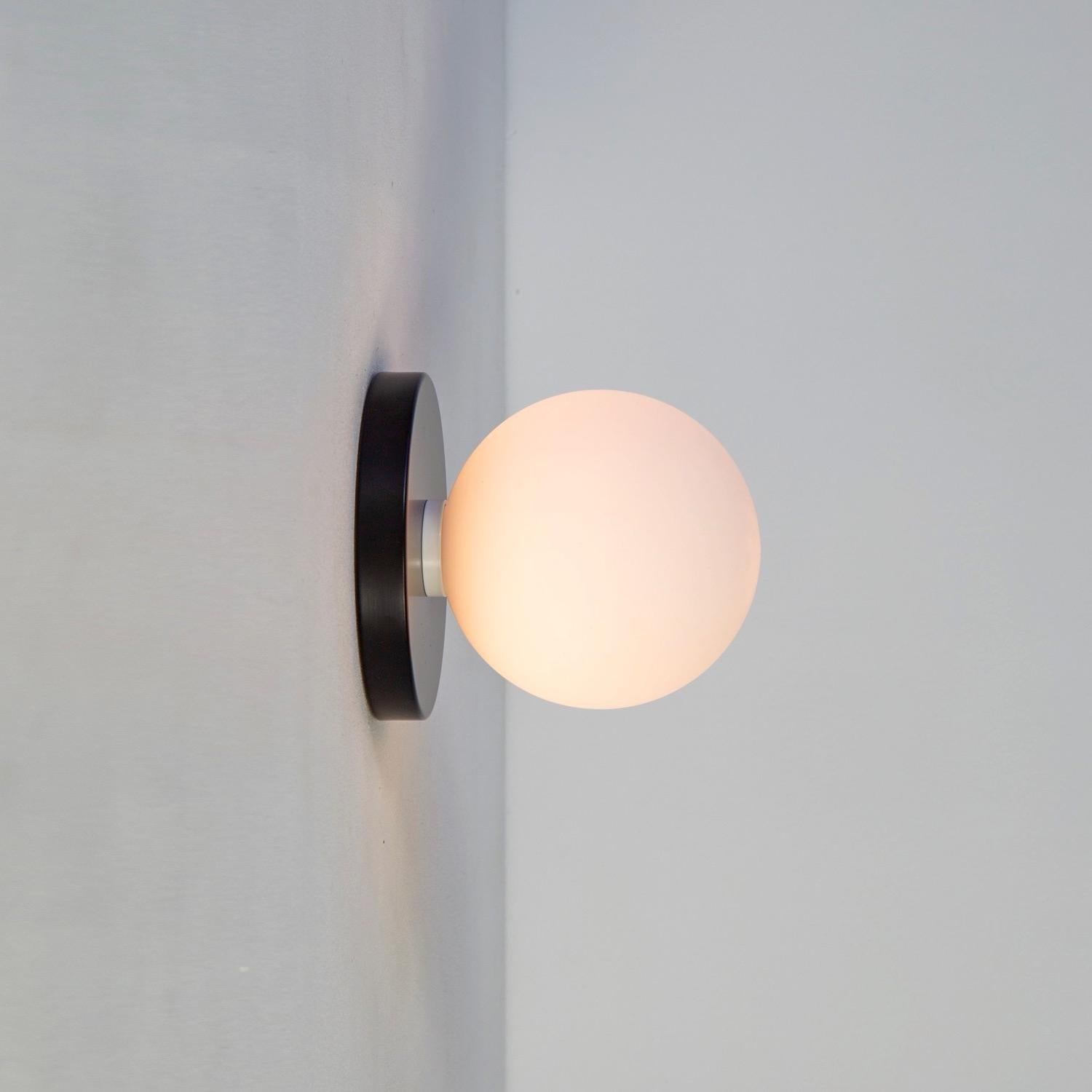 Paire d'appliques Globe par Research.Lighting, noires, en verre de 5 pouces, fabriquées sur commande Neuf - En vente à Brooklyn, NY
