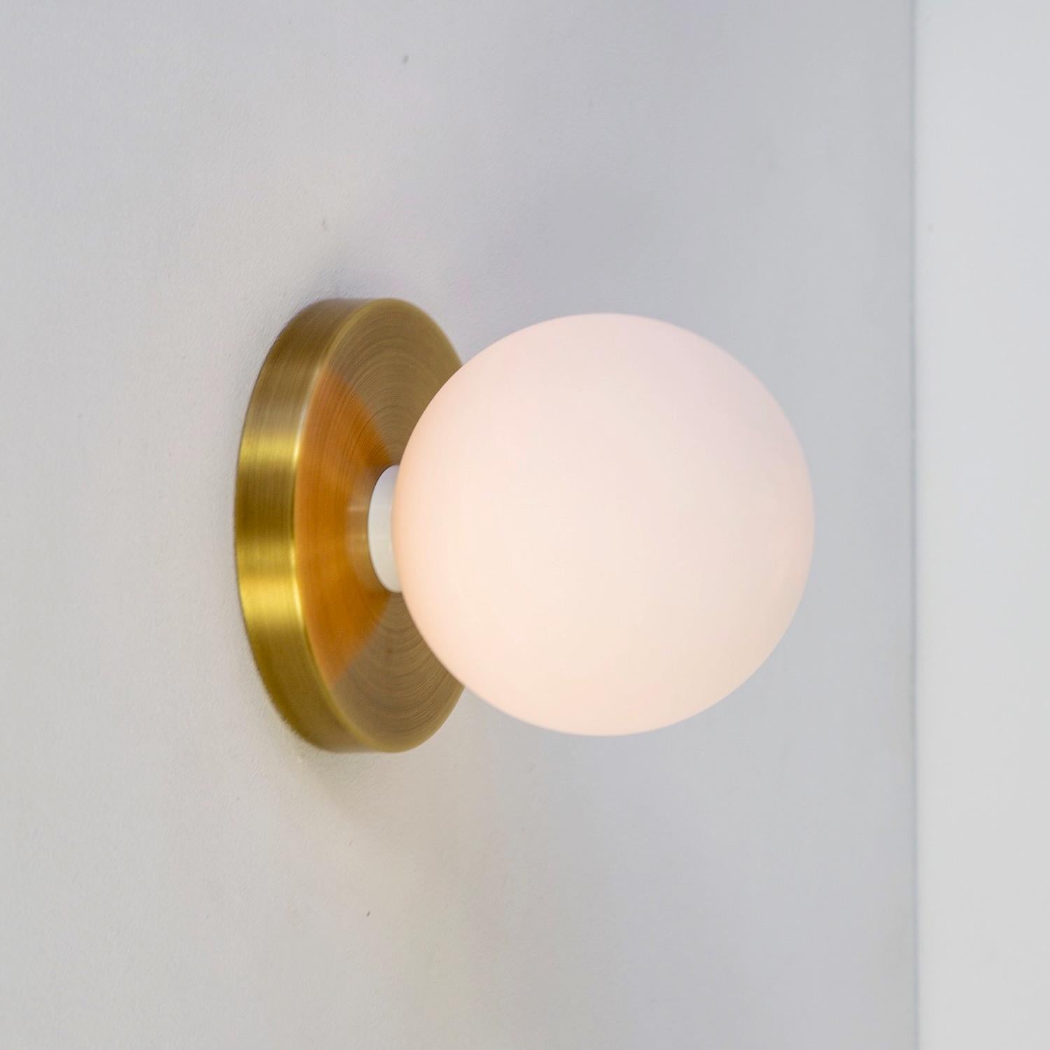 Cette offre concerne 2 appliques Globe en laiton brossé, conçues et fabriquées par Research.Lighting.

MATERIAL : Laiton, acier et verre
Finition : laiton brossé
Électronique : 1x douille G9, 1x ampoule LED de 4,5 watts (incluse pour les commandes
