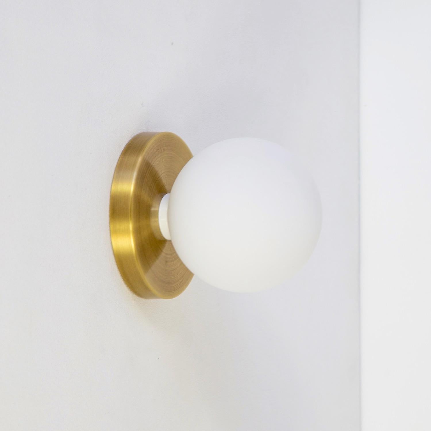Moderne Paire d'appliques Globe par Research. Luminaires, laiton, verre de 5 pouces, fabriquées sur commande en vente