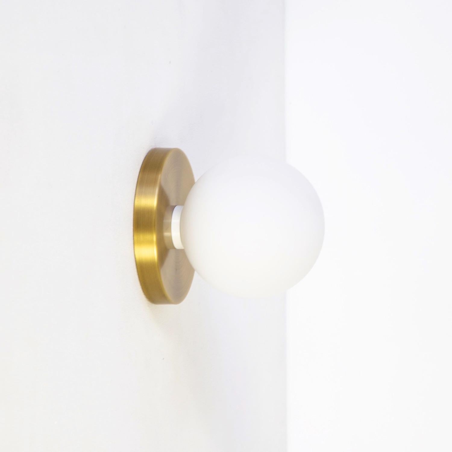 Américain Paire d'appliques Globe par Research. Luminaires, laiton, verre de 5 pouces, fabriquées sur commande en vente