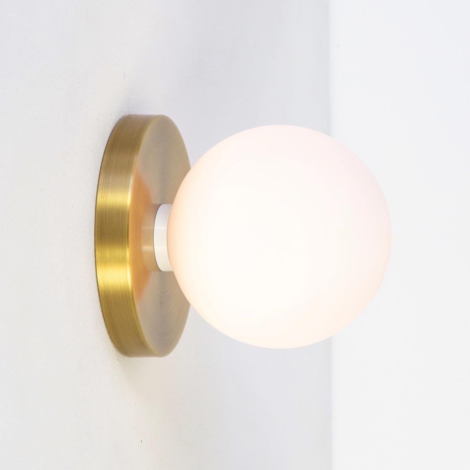 Plaqué Paire d'appliques Globe par Research. Luminaires, laiton, verre de 5 pouces, fabriquées sur commande en vente