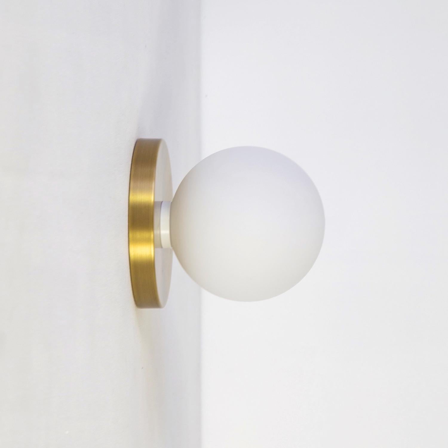 XXIe siècle et contemporain Paire d'appliques Globe par Research. Luminaires, laiton, verre de 5 pouces, fabriquées sur commande en vente