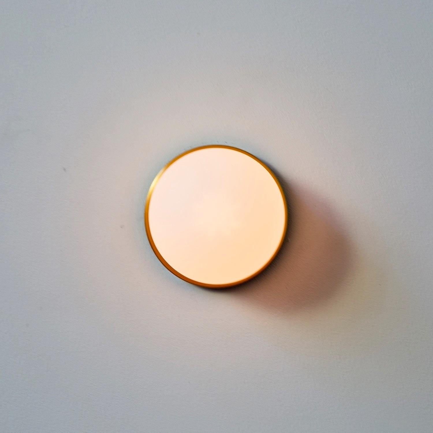 Paire d'appliques Globe par Research. Luminaires, laiton, verre de 5 pouces, fabriquées sur commande en vente 1