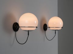 Paire d'appliques murales en forme de globe en verre opalin