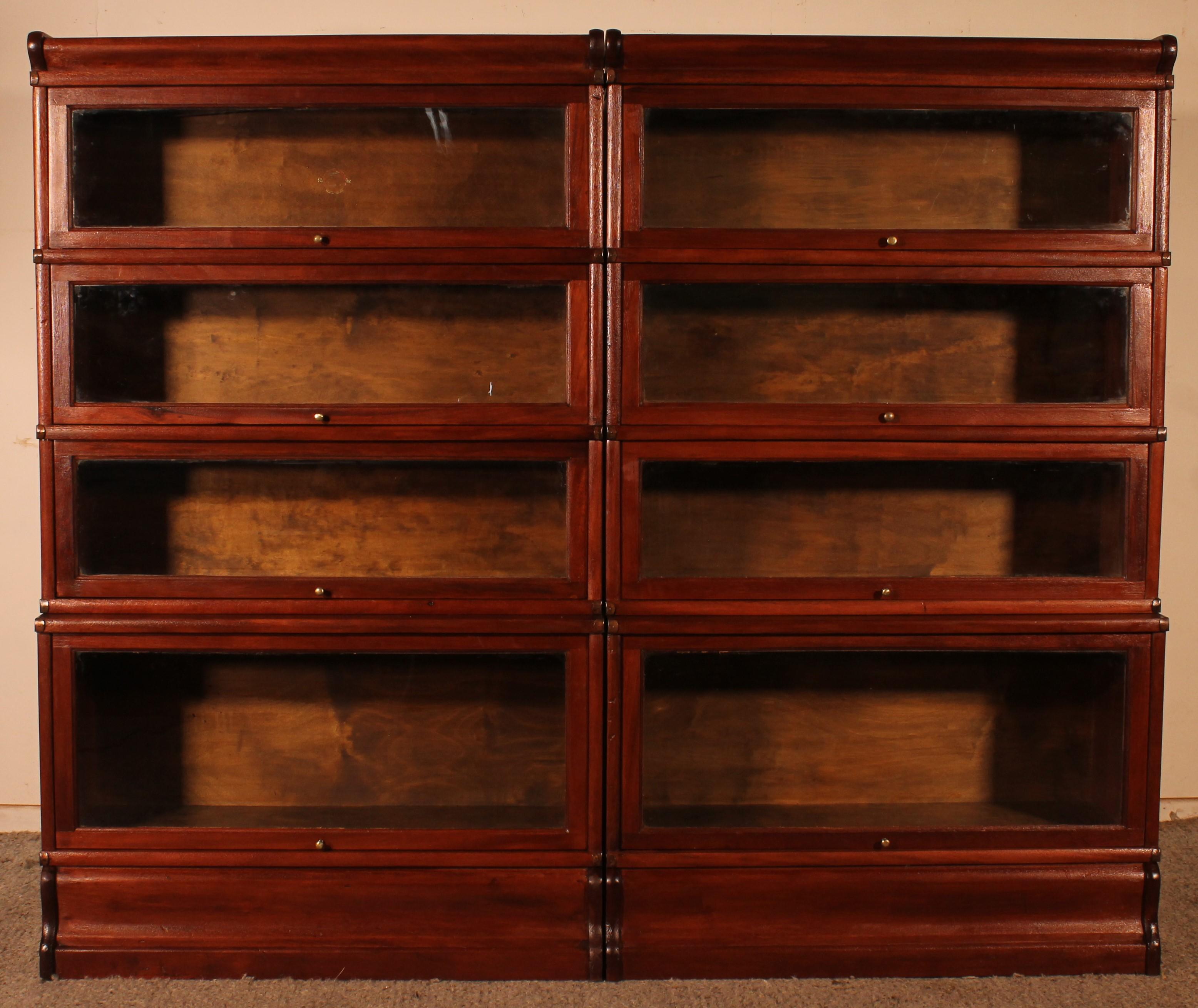 Elegant pair of small Globe Wernicke London bookcases in mahogany from the end of the 19th century-Early 20th century from England which has an advanced lower part. Which is unusual and gives them a lot of character


The two bookcases are