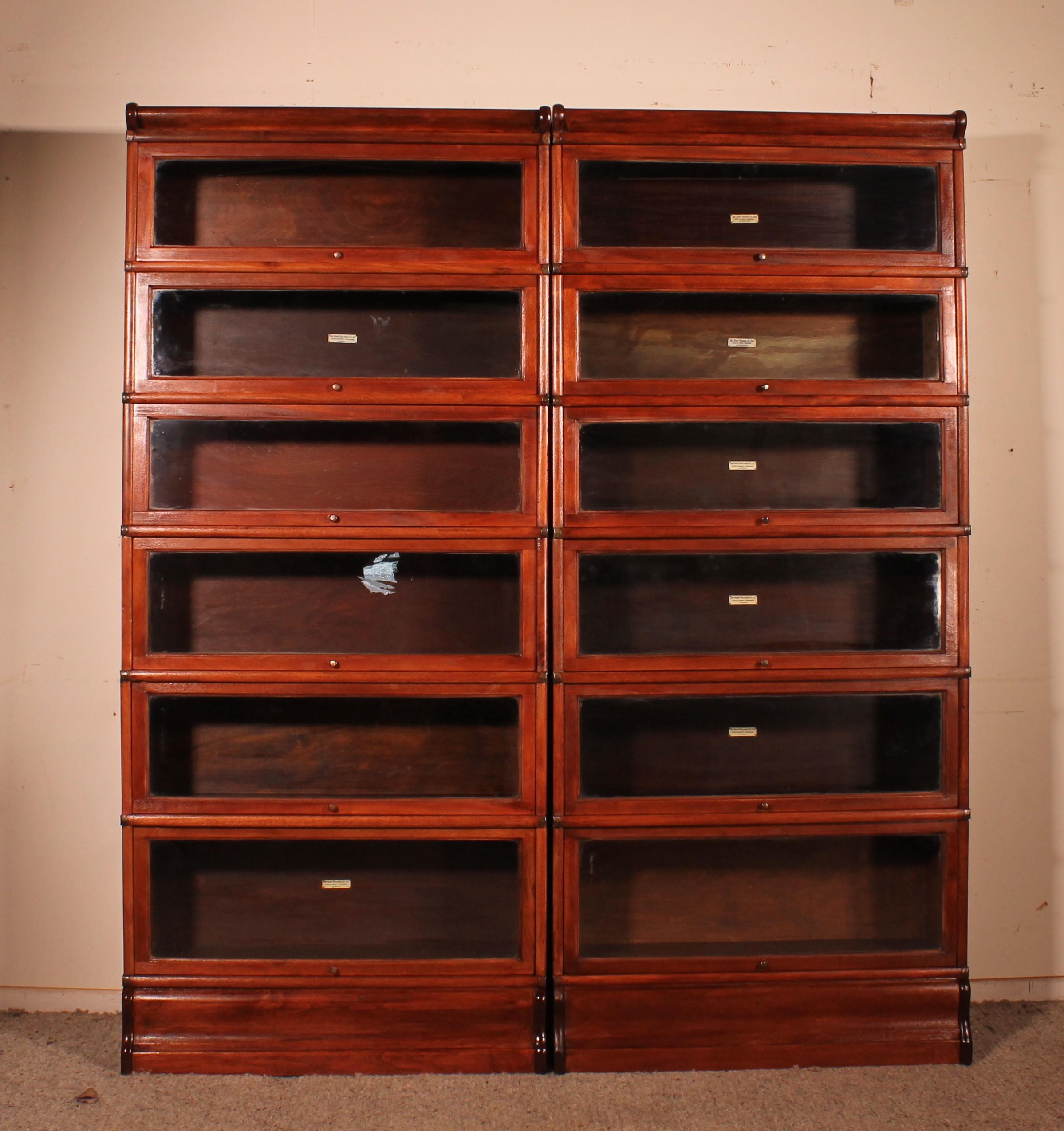 Elegant pair of Globe Wernicke London bookcases in mahogany from the end of the 19th century-beginning of the 20th century from England which is composed of two bookcases of 6 elements
It is unusual to find a pair which is composed of 6 elements
