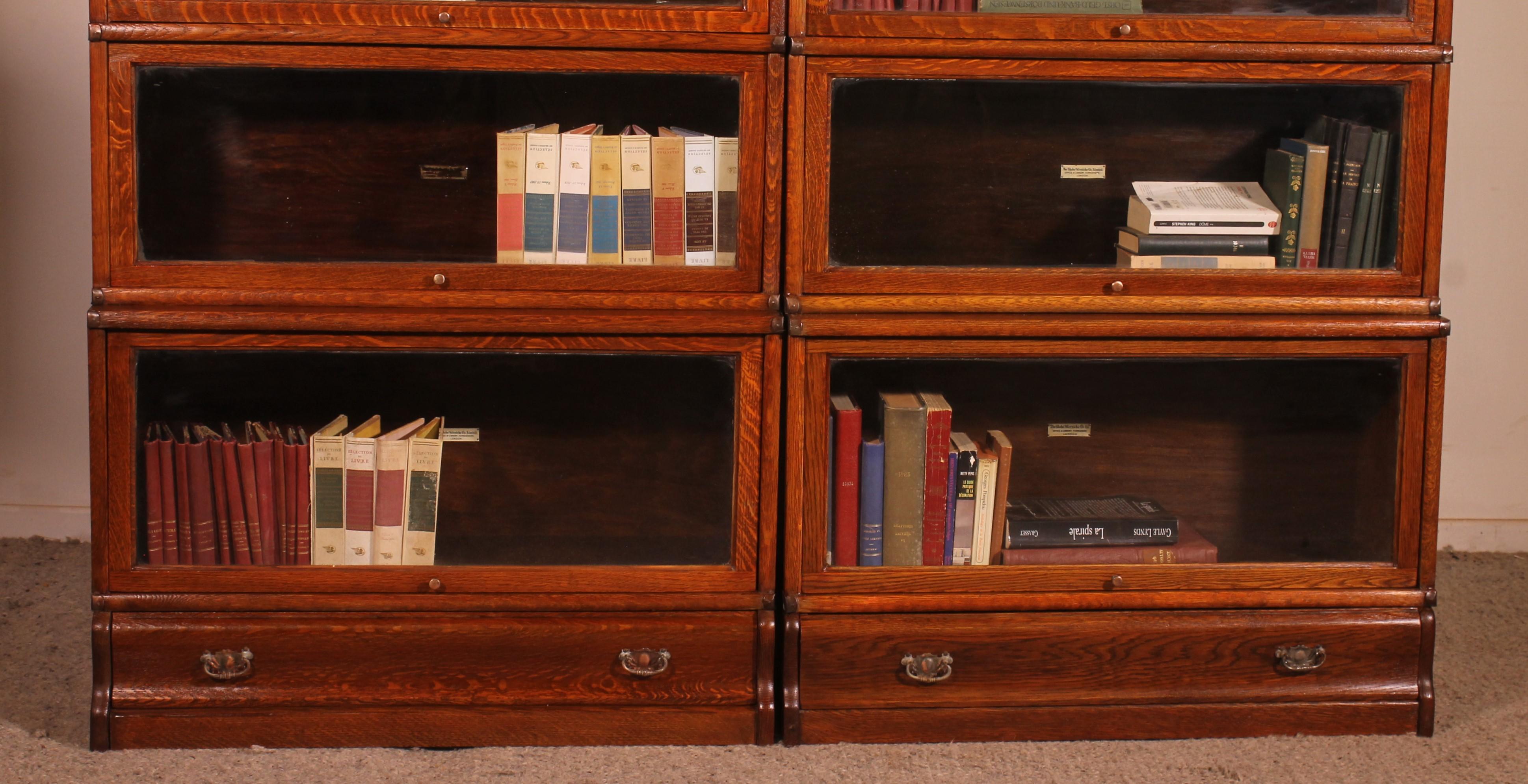 Elegant pair of Globe Wernicke London oak bookcases from the end of the 19th century - Early 20th century from England

lovely pair of bookcases which has advanced lower part and a drawer in the base

Very beautiful model which can be placed
