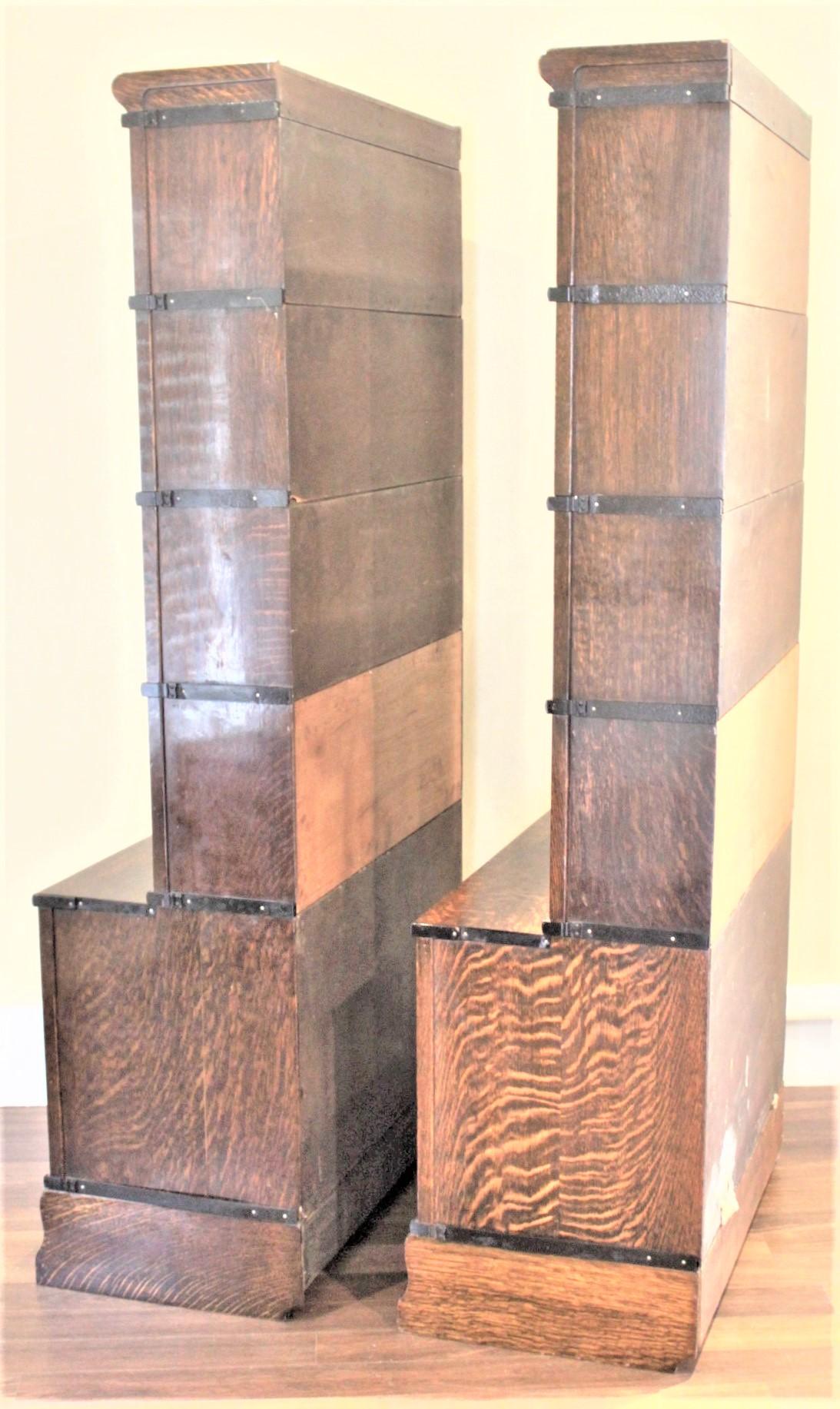 Paar Globe-Wernicke-Stapelbare Bücherregale aus Eichenholz mit Bleiglas (Englisch) im Angebot