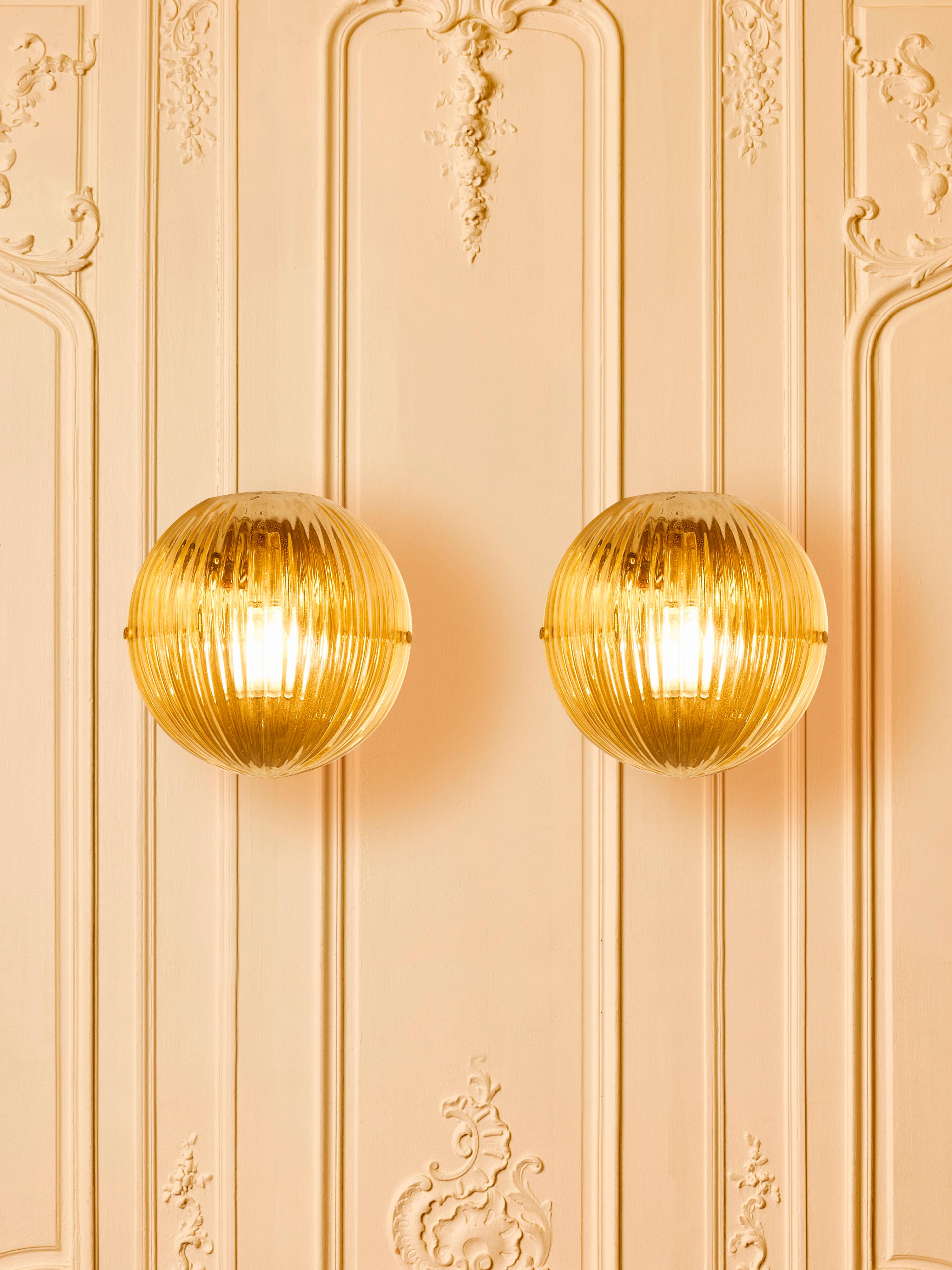 Paire d'appliques en verre soufflé et teinté de Murano par le Studio Glustin.
Italie, 2025.