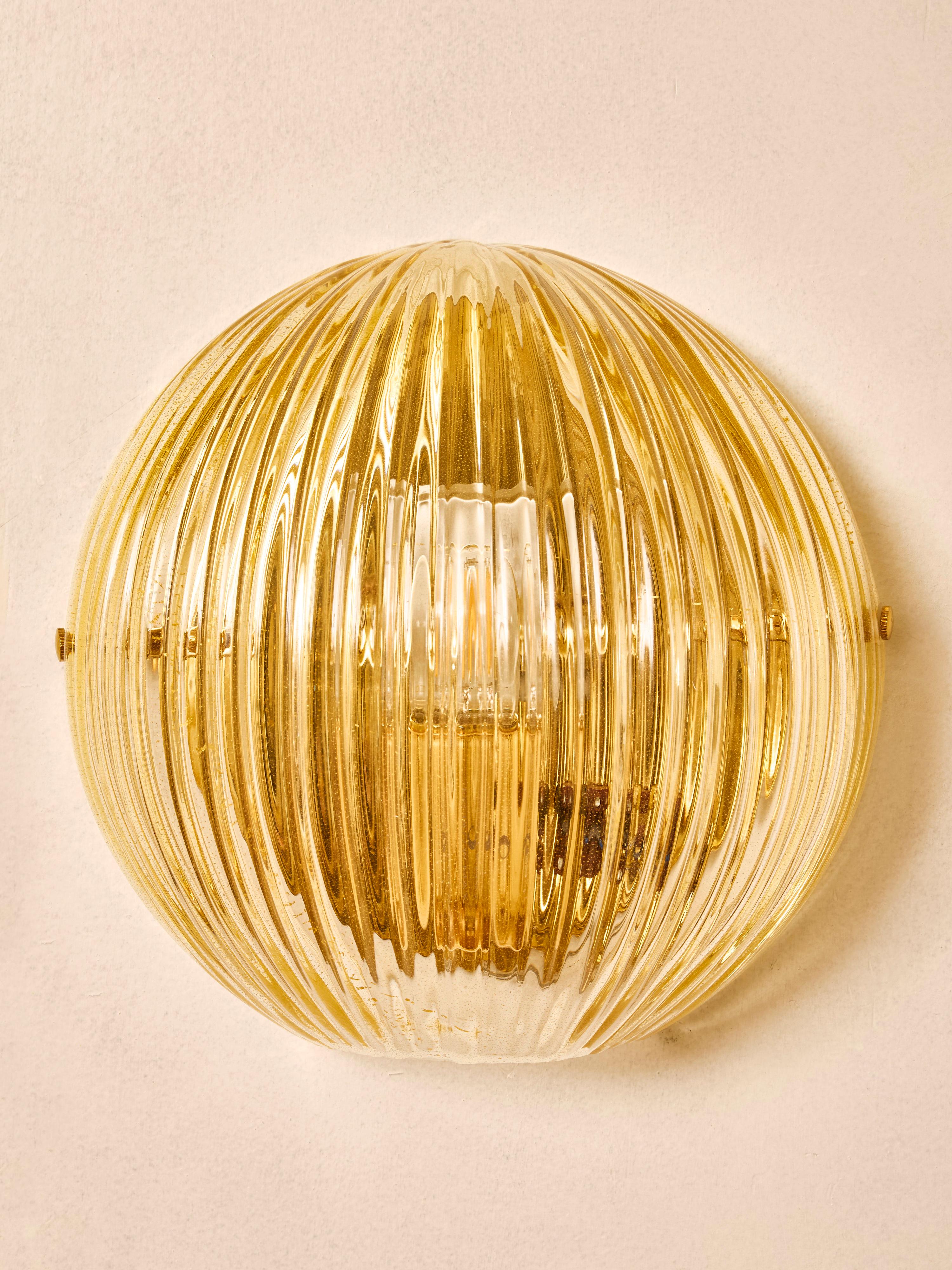 Laiton Paire d'appliques Lobes en verre de Murano, par Studio Glustin. en vente