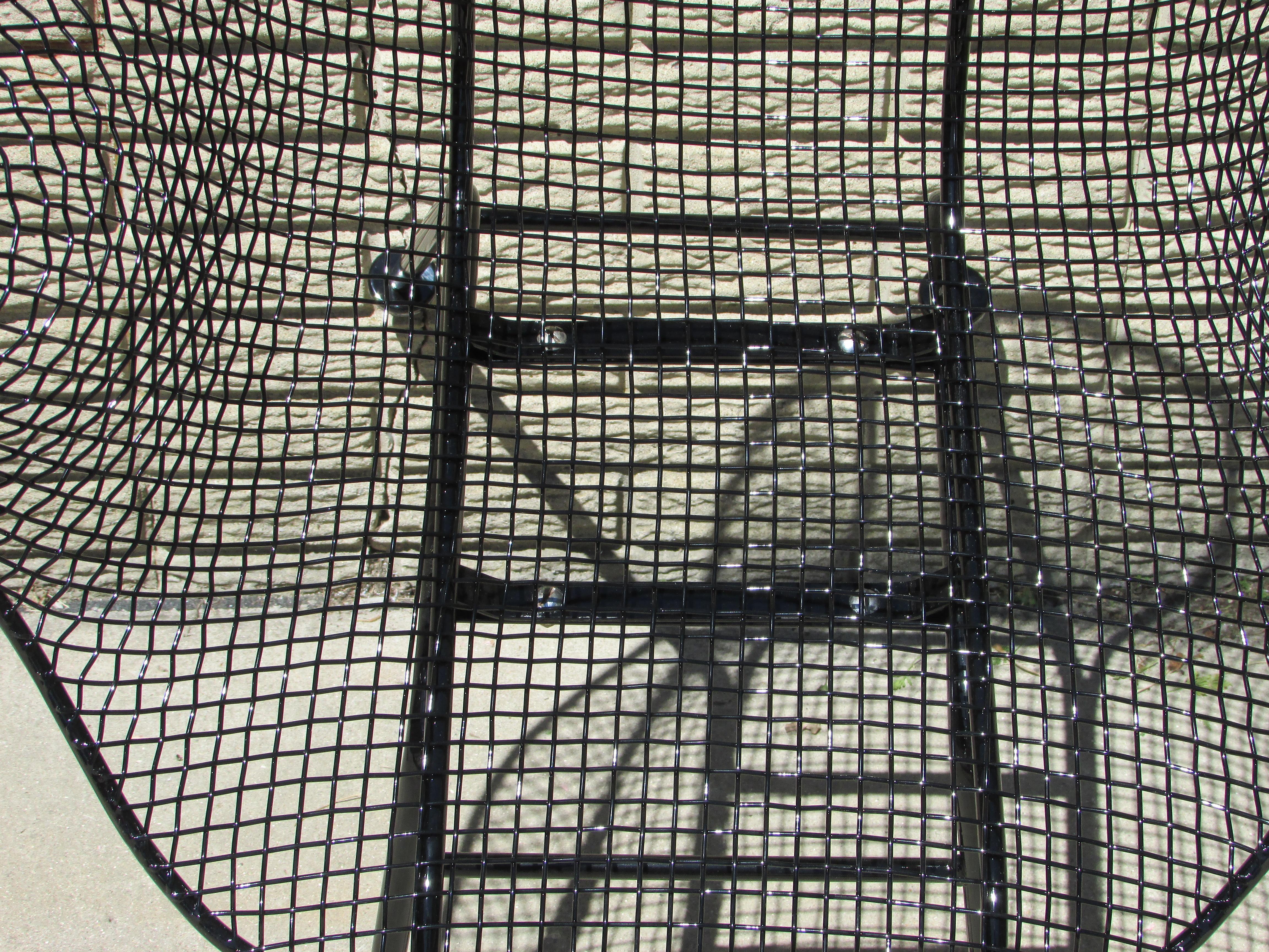 Paire de fauteuils en fer forgé Woodard noir brillant avec structure en maille d'acier en vente 2