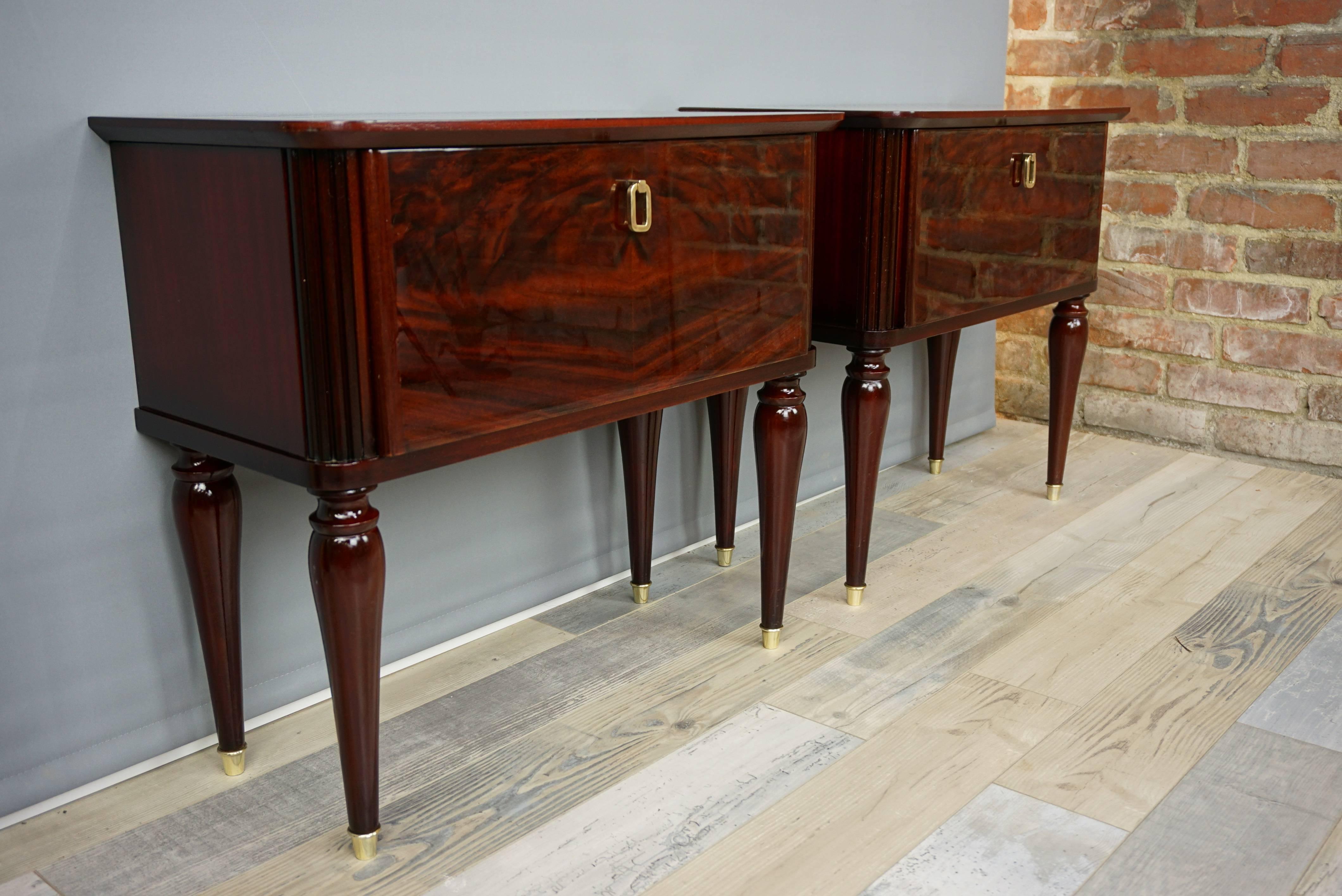 Pair of glossy mahogany and brass bedsides table in excellent state of conservation.