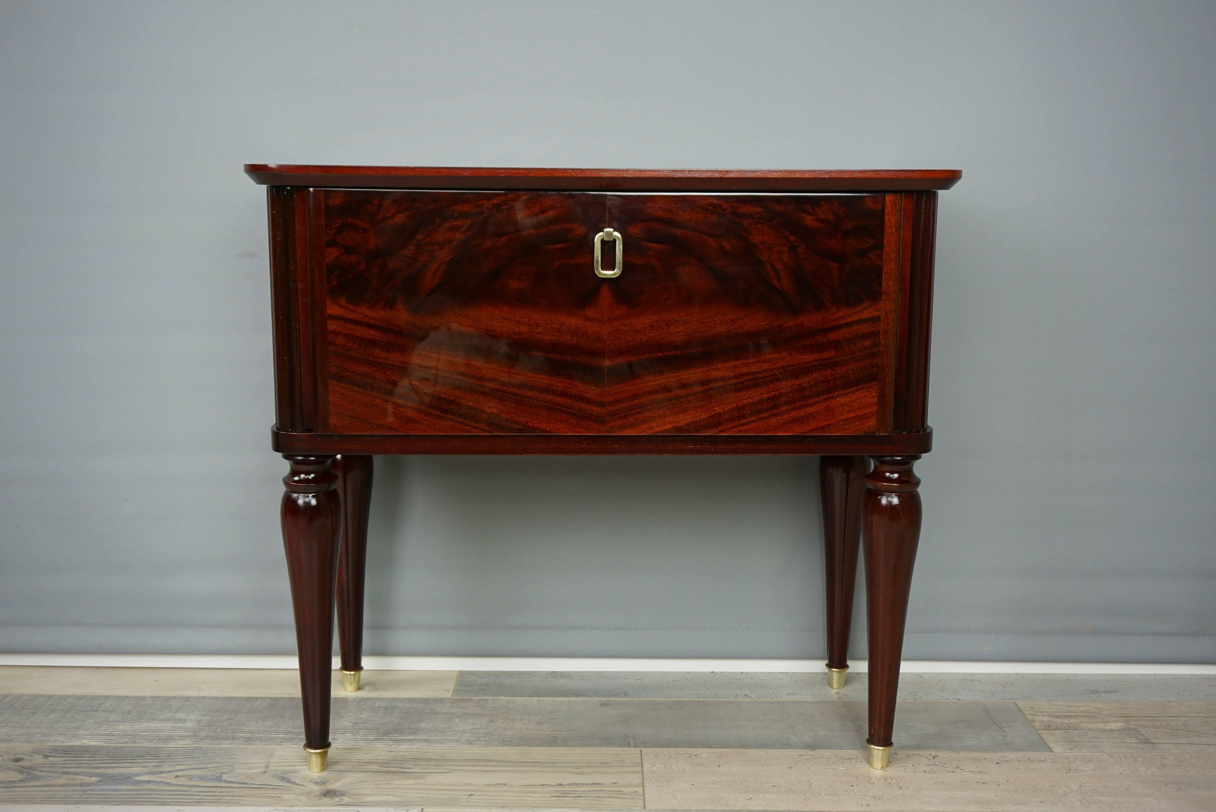 Pair of Glossy Wooden and Brass Bedsides Table In Excellent Condition In Tourcoing, FR