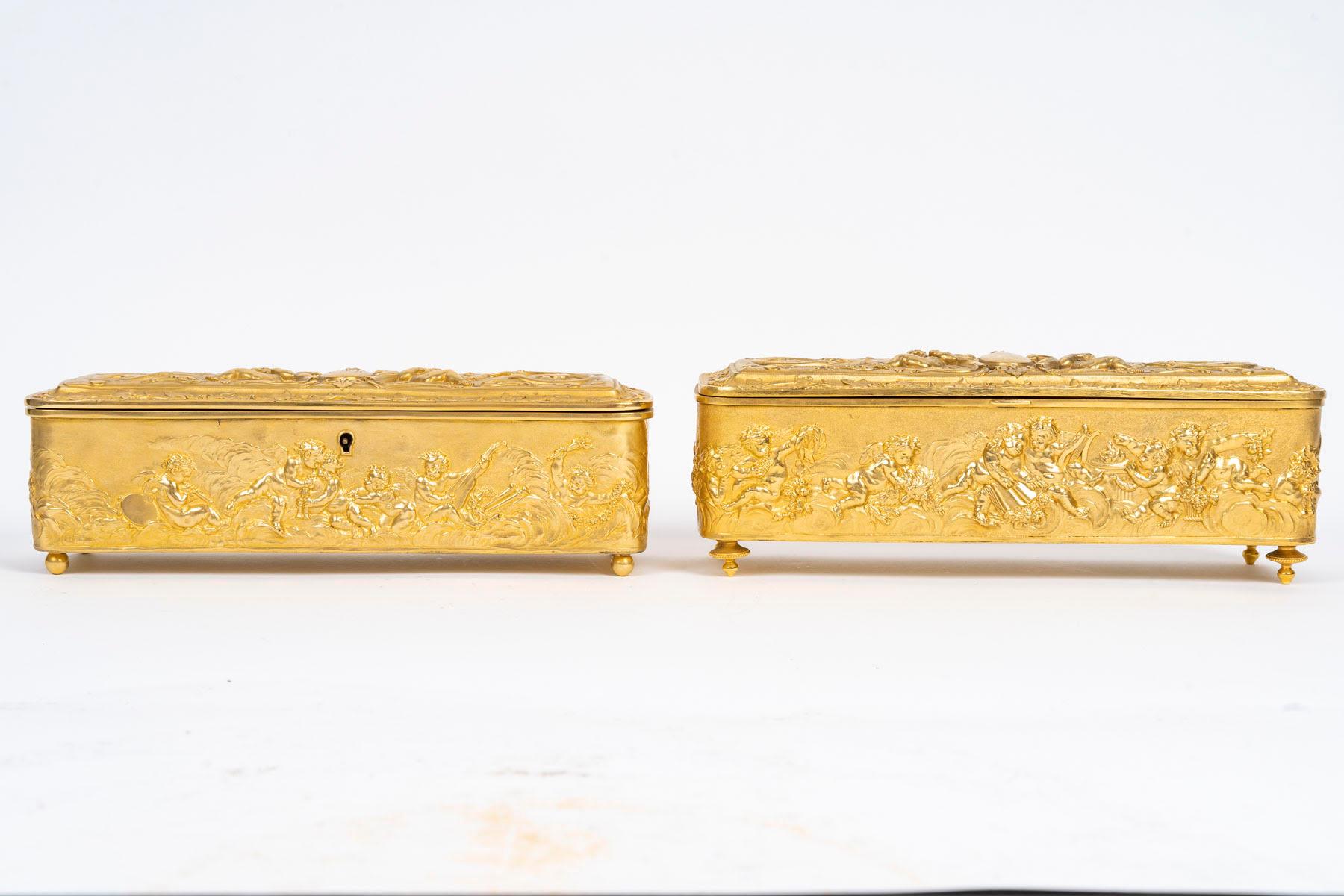 Pair of glove boxes or jewelry boxes, Napoleon III period, 19th century.

A pair of gilt repoussé brass jewelry boxes or glove boxes with cherubs, signed Jary Ainé Paris, circa 1880, Napoleon III period, 19th century.
H: 9cm. W: 25cm, D: 9cm