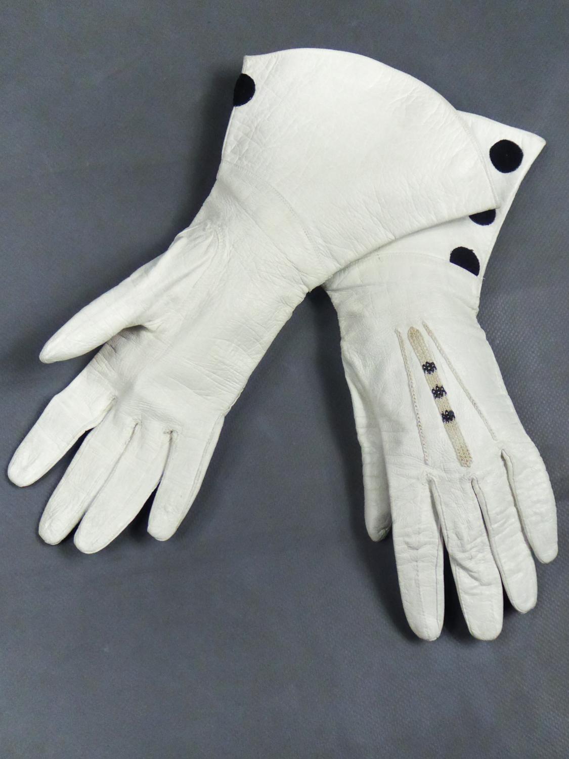 Paar Handschuhe aus weißem, besticktem Leder - England um 1950/1960 (Grau) im Angebot