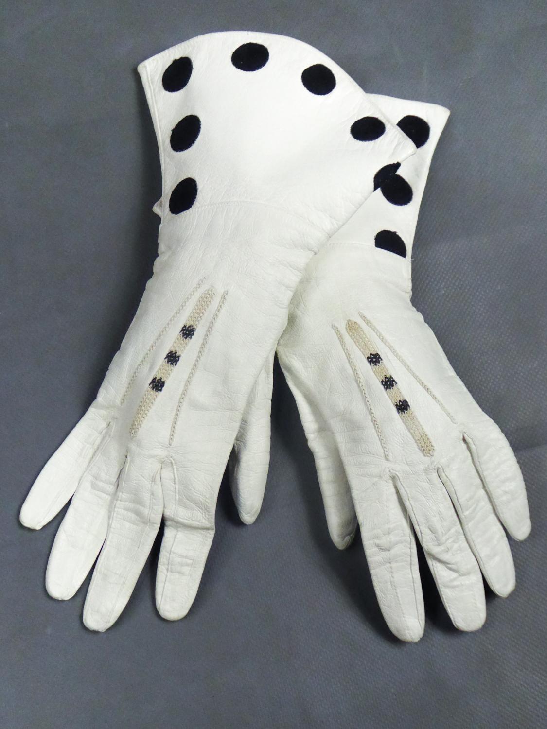 Paar Handschuhe aus weißem, besticktem Leder - England um 1950/1960 im Zustand „Gut“ im Angebot in Toulon, FR