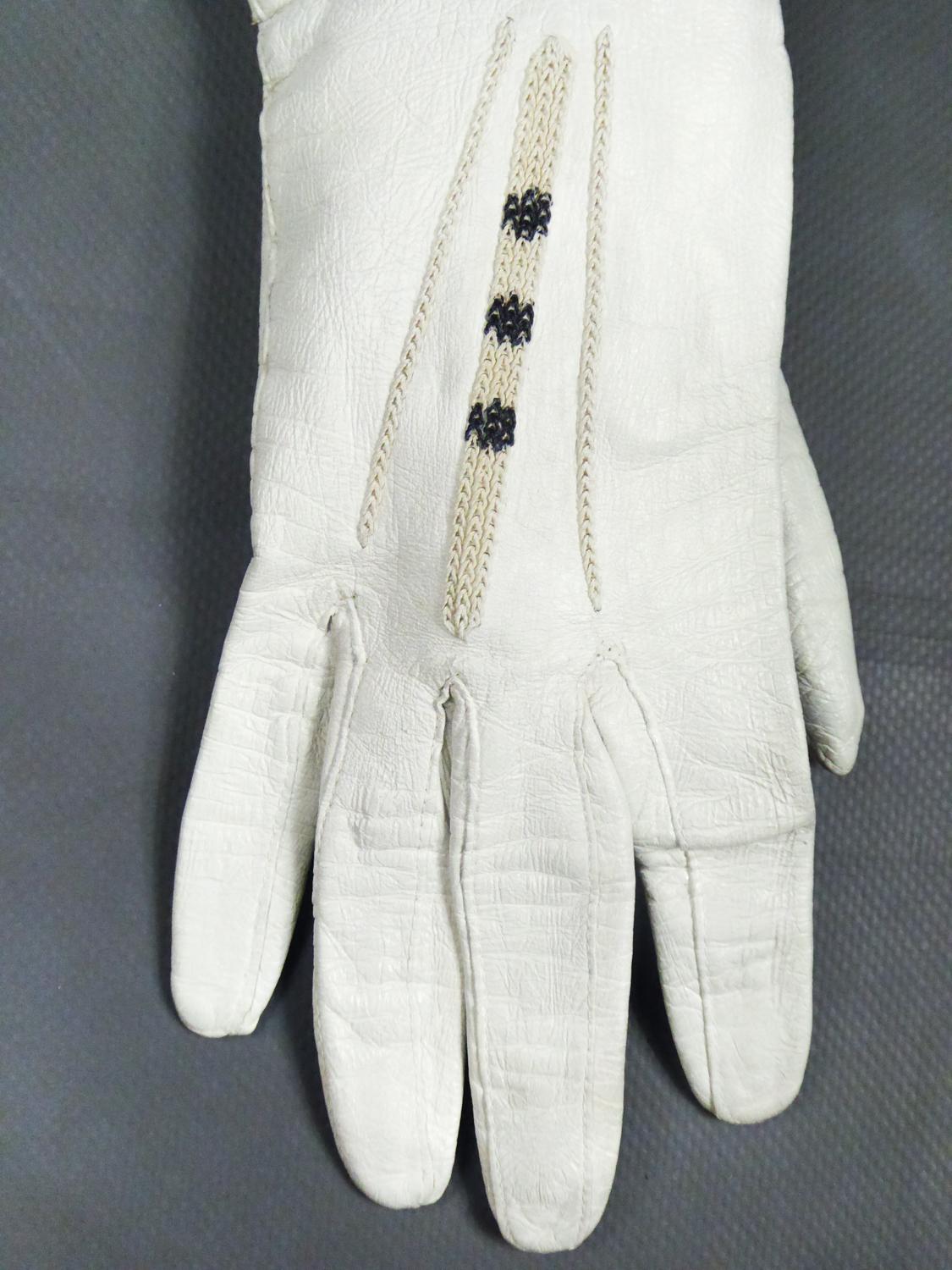 Paar Handschuhe aus weißem, besticktem Leder - England um 1950/1960 im Angebot 1