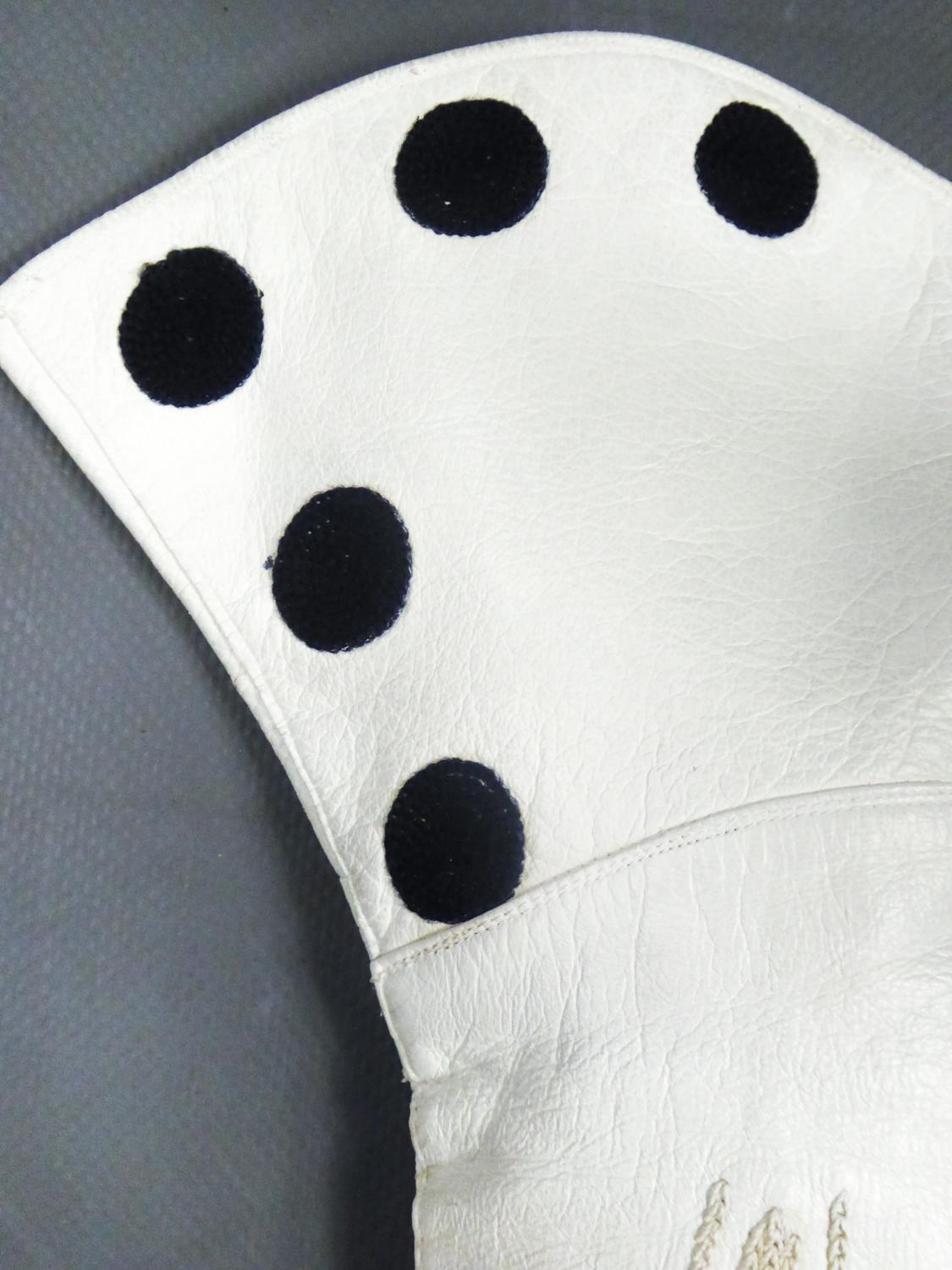 Pair of Gloves of Embroidered White leather - Circa 1950/1960 In Good Condition For Sale In Toulon, FR