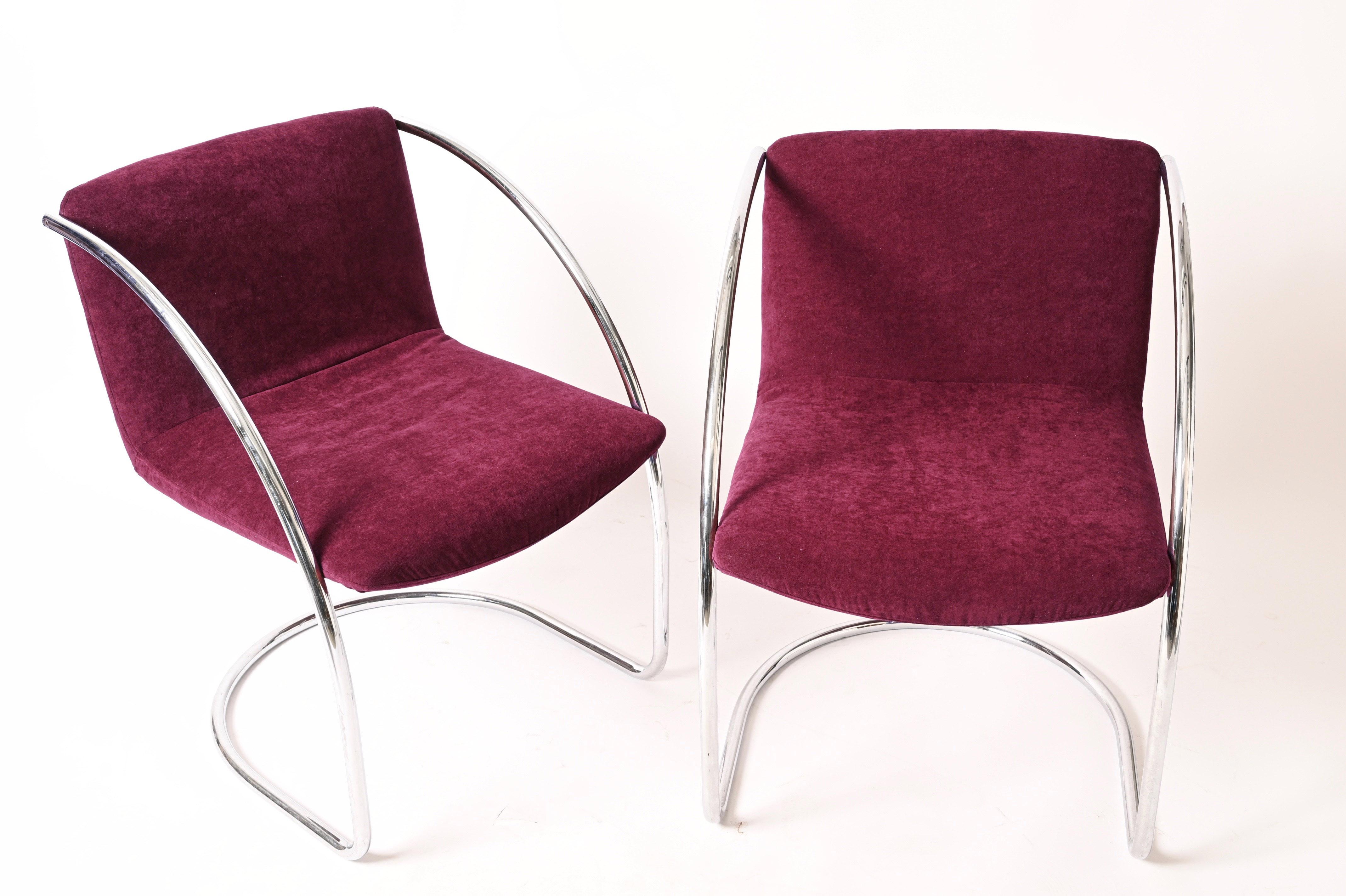 Paar „Lens“-Stühle von G. Offredi aus pflaumenfarbenem Samt und Chrom, Saporiti Italien 1968 (Moderne der Mitte des Jahrhunderts) im Angebot