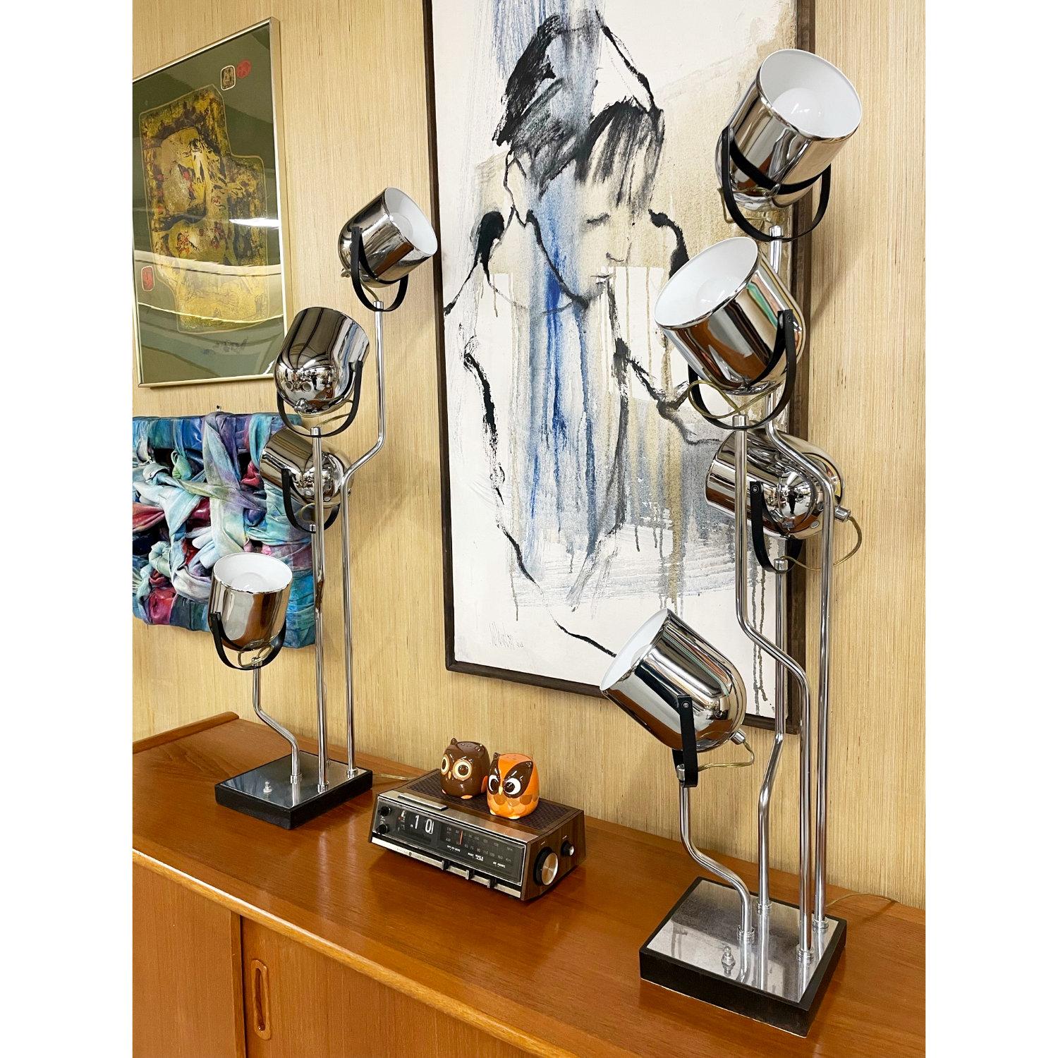 Wunderschönes Paar postmoderner Chromstrahler von Goffredo Reggiani. Diese in Italien hergestellten Lampen haben jeweils vier Scheinwerferköpfe. Die Köpfe sind gelenkig, stellen Sie die Neigung ein und drehen Sie die Köpfe in die gewünschte