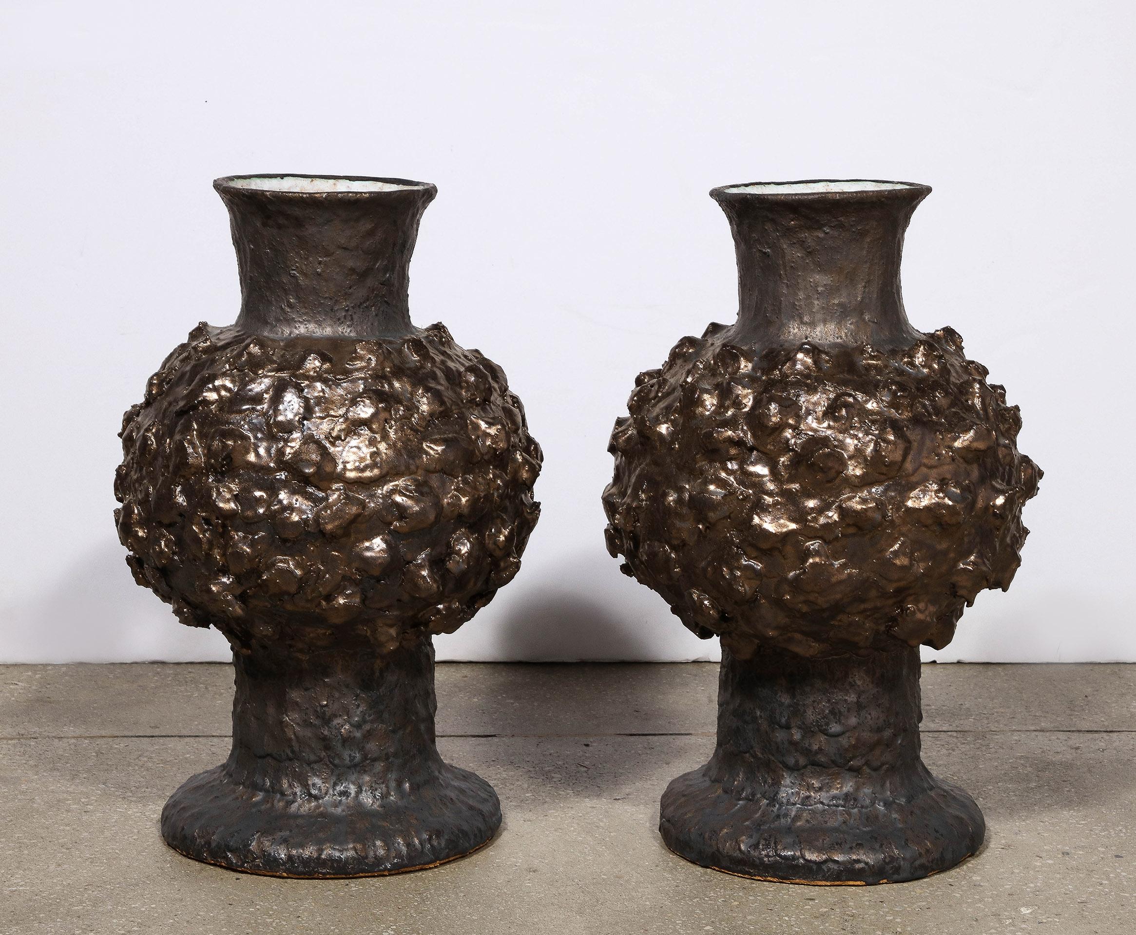 Pair of Gold and Black Ceramic Vases by Shizue Imai In New Condition For Sale In New York, NY