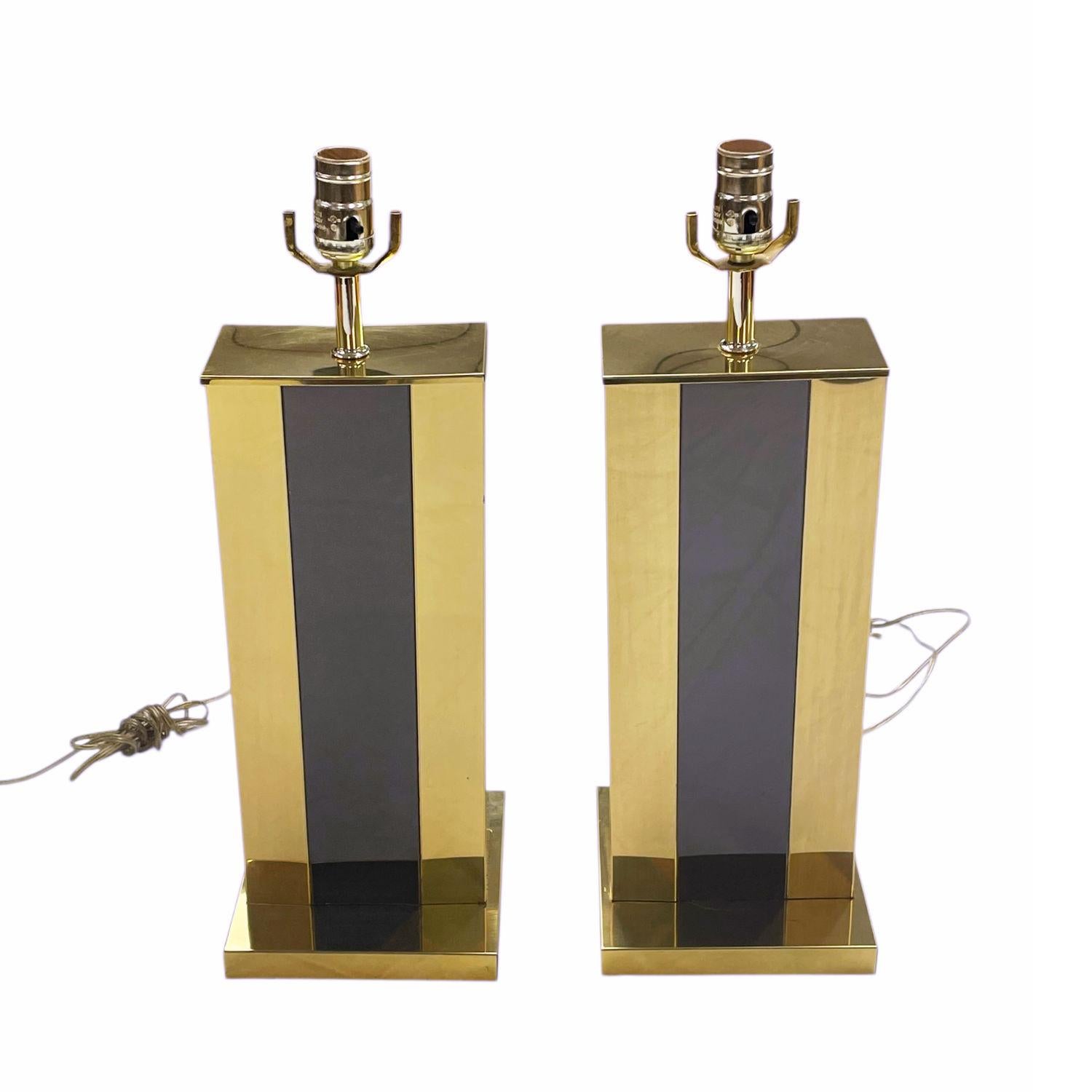 Mid-Century moderno Coppia di lampade da tavolo in metallo in stile Pierre Cardin oro e nero in vendita