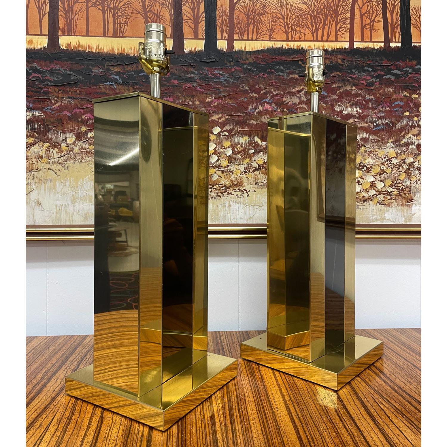 Patinato Coppia di lampade da tavolo in metallo in stile Pierre Cardin oro e nero in vendita