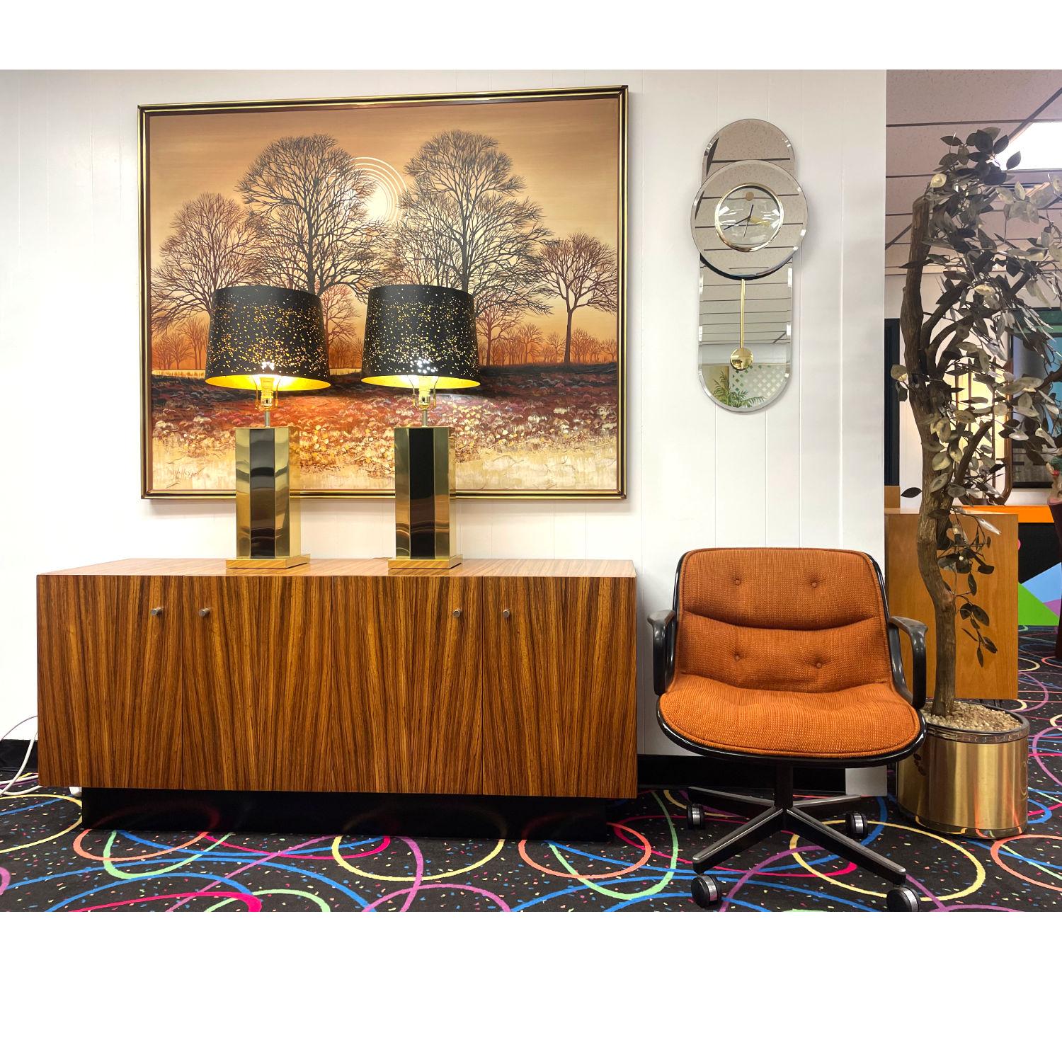 Coppia di lampade da tavolo in metallo in stile Pierre Cardin oro e nero In condizioni buone in vendita a Chattanooga, TN