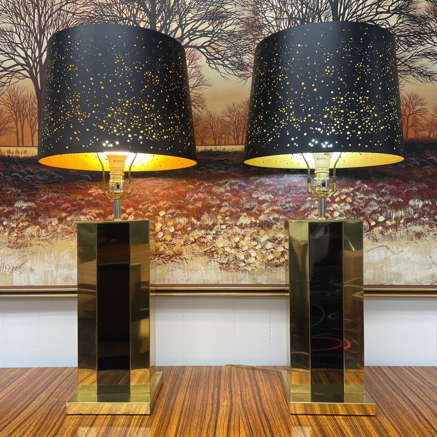 Coppia di lampade da tavolo in metallo in stile Pierre Cardin oro e nero in vendita 1