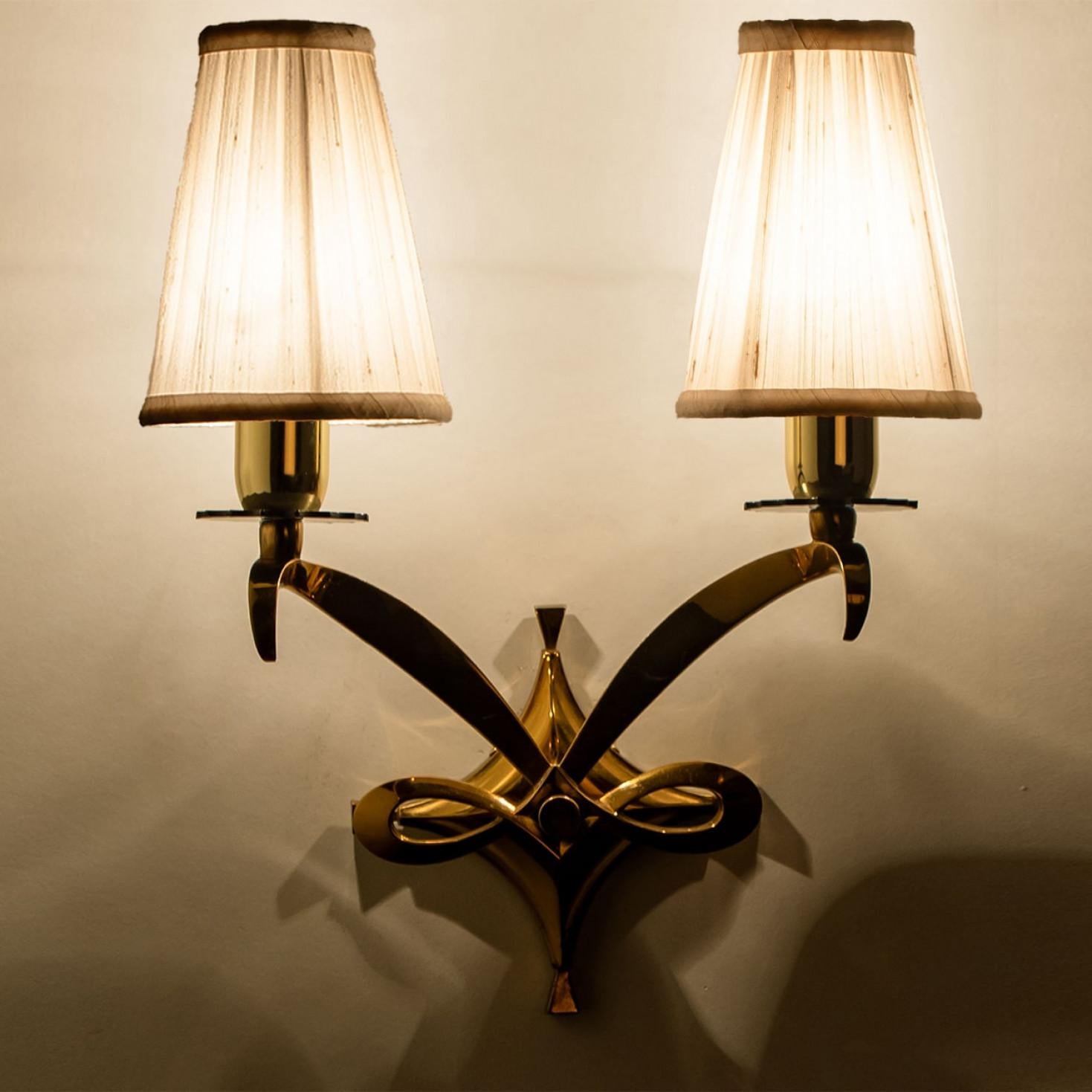 Coppia di lampade da parete in oro e ottone, Leleu, 1960 in vendita 4