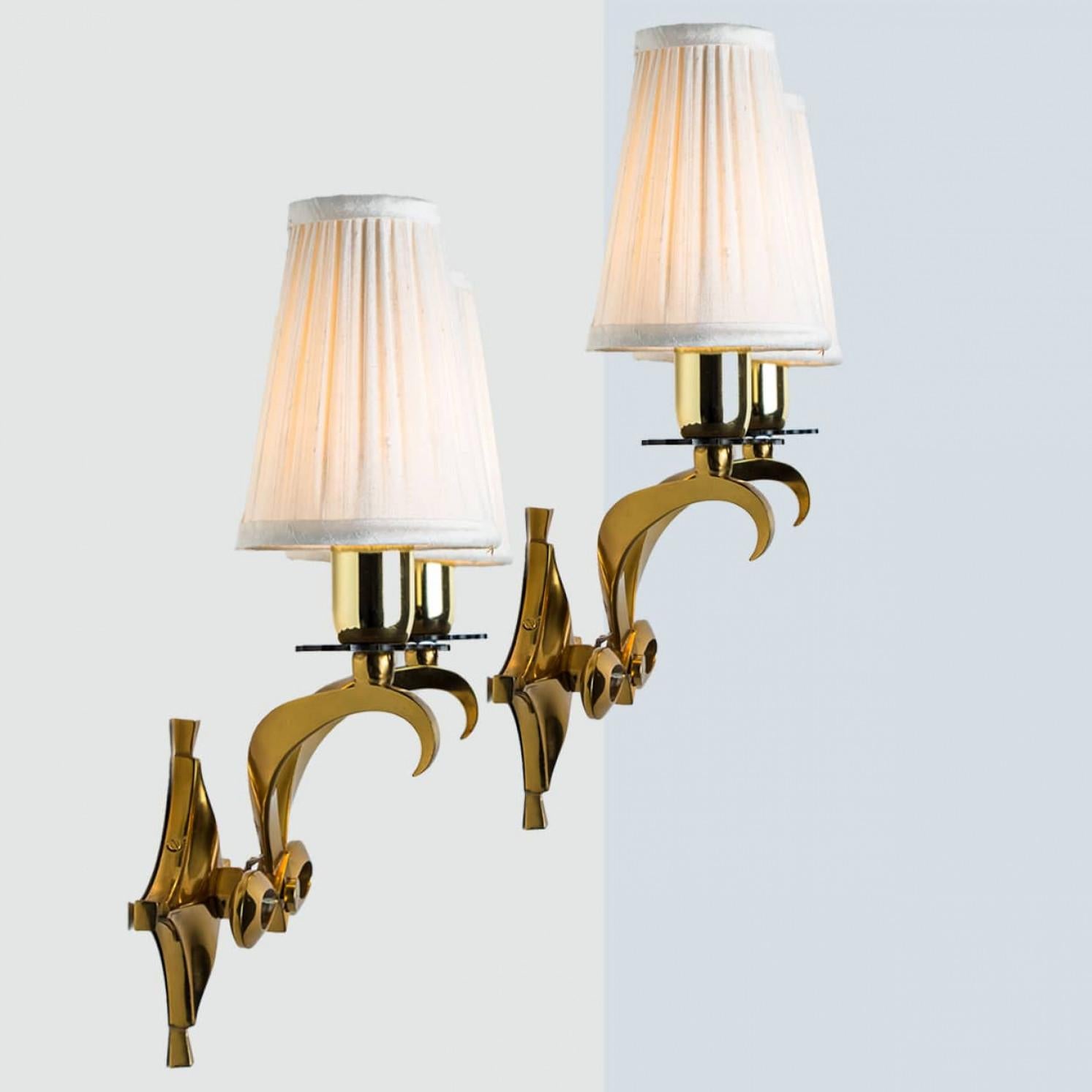 Coppia di lampade da parete in oro e ottone, Leleu, 1960 In condizioni buone in vendita a Rijssen, NL