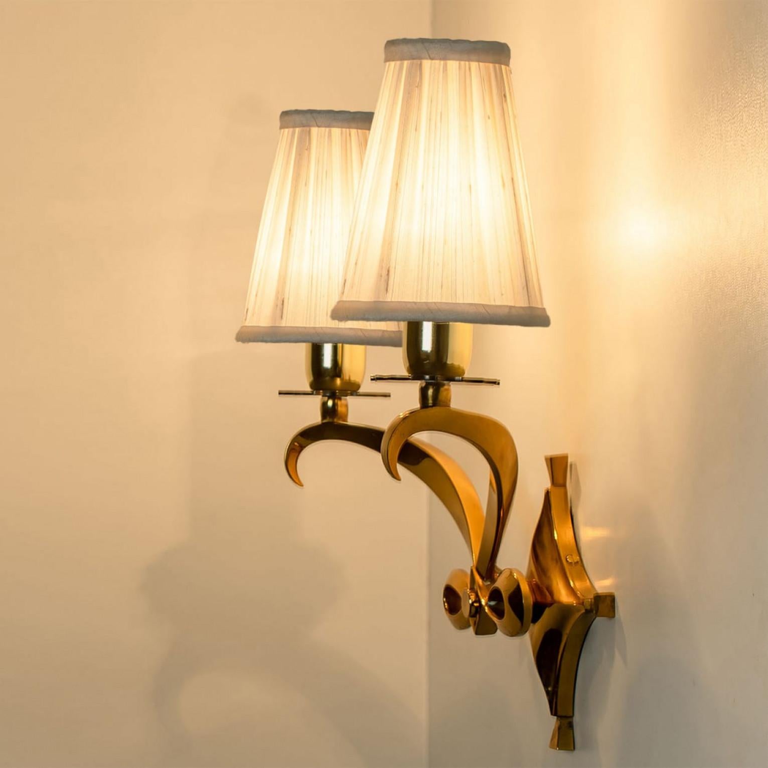 Coppia di lampade da parete in oro e ottone, Leleu, 1960 in vendita 1
