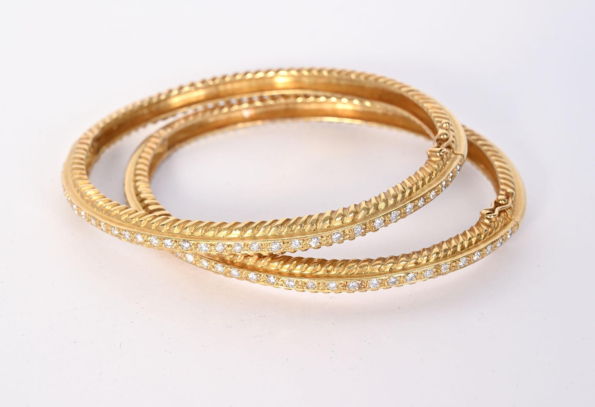 Moderne Paire de bracelets en or et diamants de Doris Panos en vente