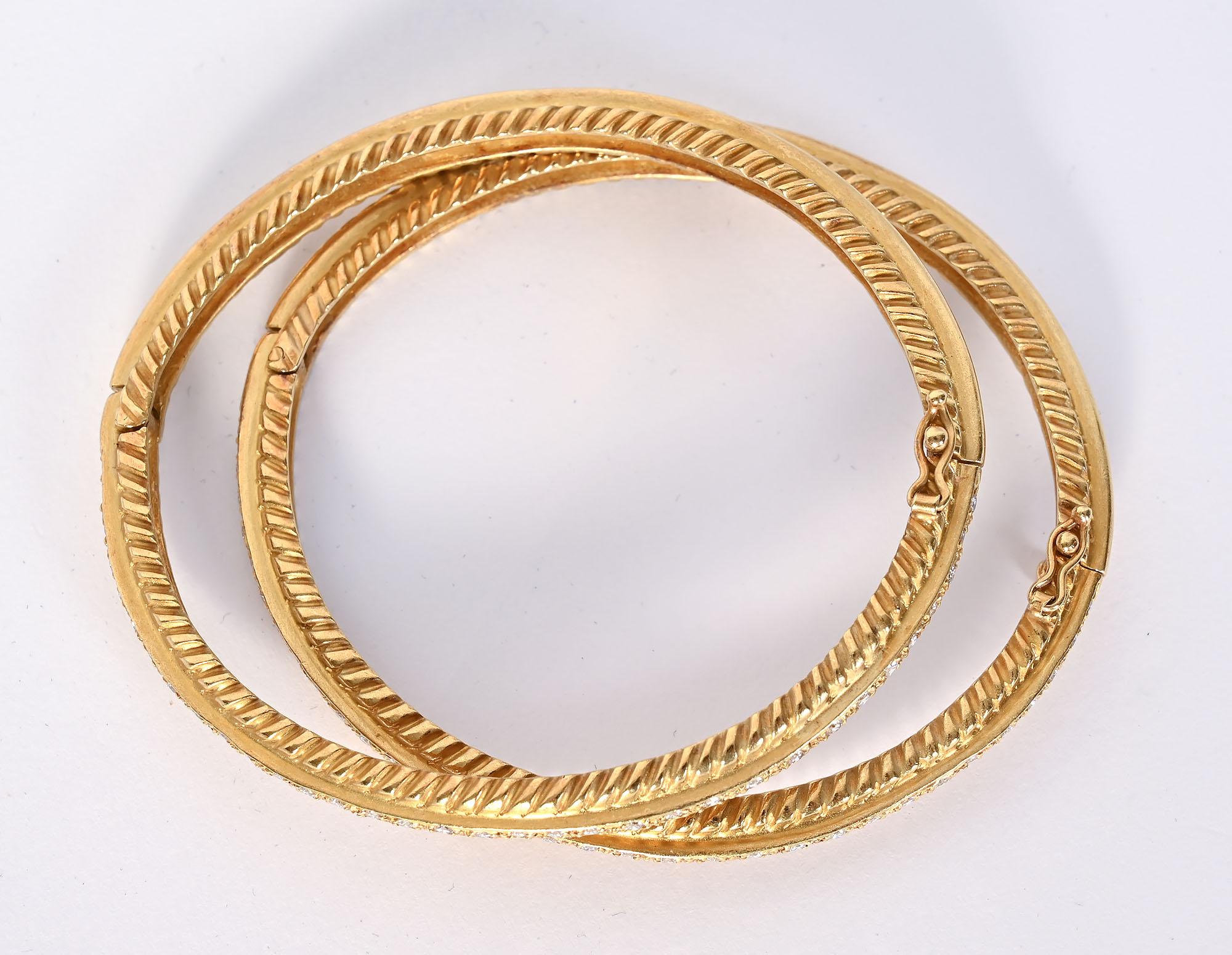 Taille brillant Paire de bracelets en or et diamants de Doris Panos en vente
