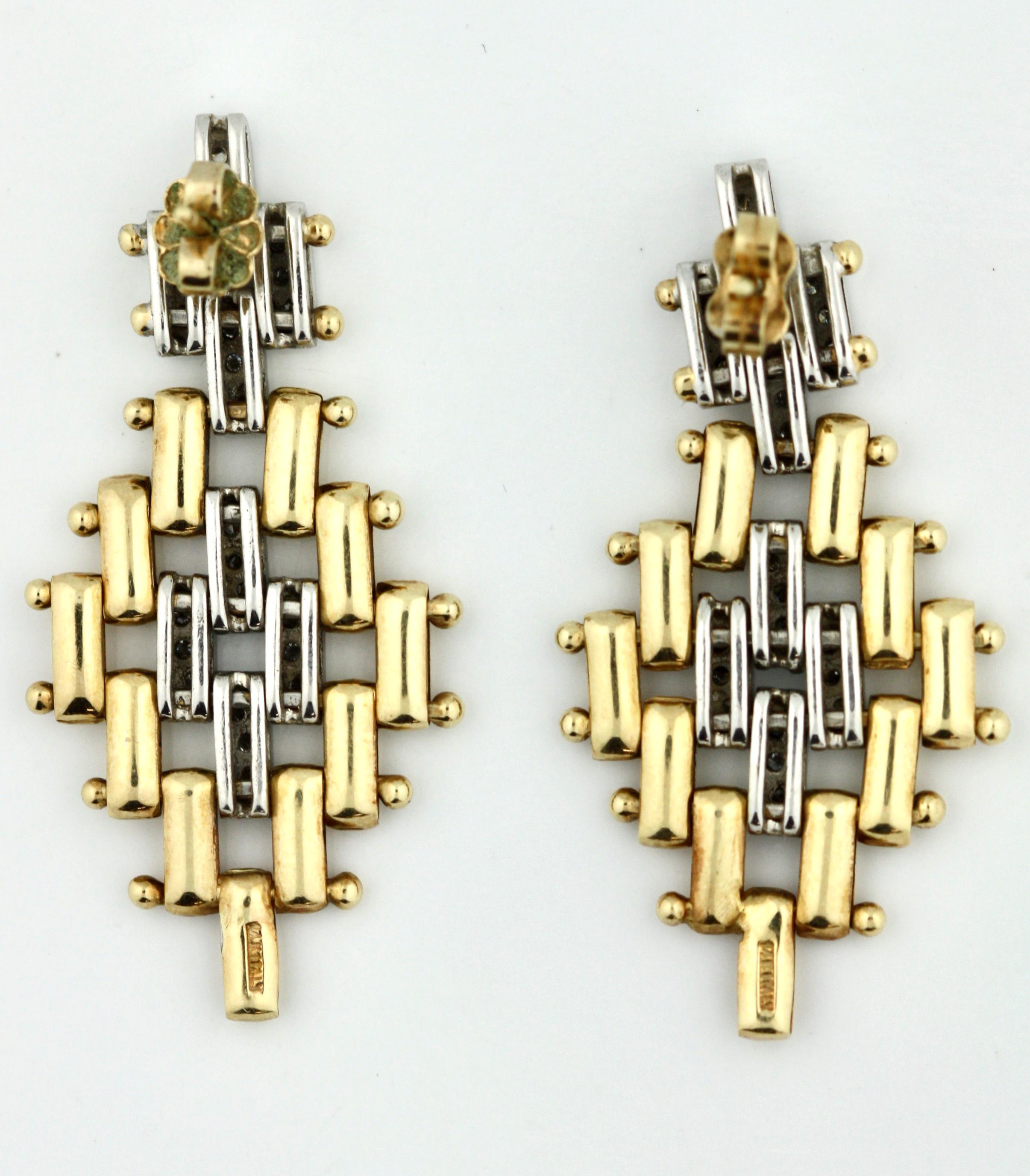 
Paar Gold- und Diamant-Ohrringe
Die vier Reihen flex Design mit runden Diamanten besetzt, Diamanten mit einem Gesamtgewicht von ca. 1,10 Karat, Breite 3/4 Zoll, Höhe 1 1/2 Zoll, 14 Karat Gelbgold, um 1970er Jahre, Bruttogewicht ca. 7,6 dwts,