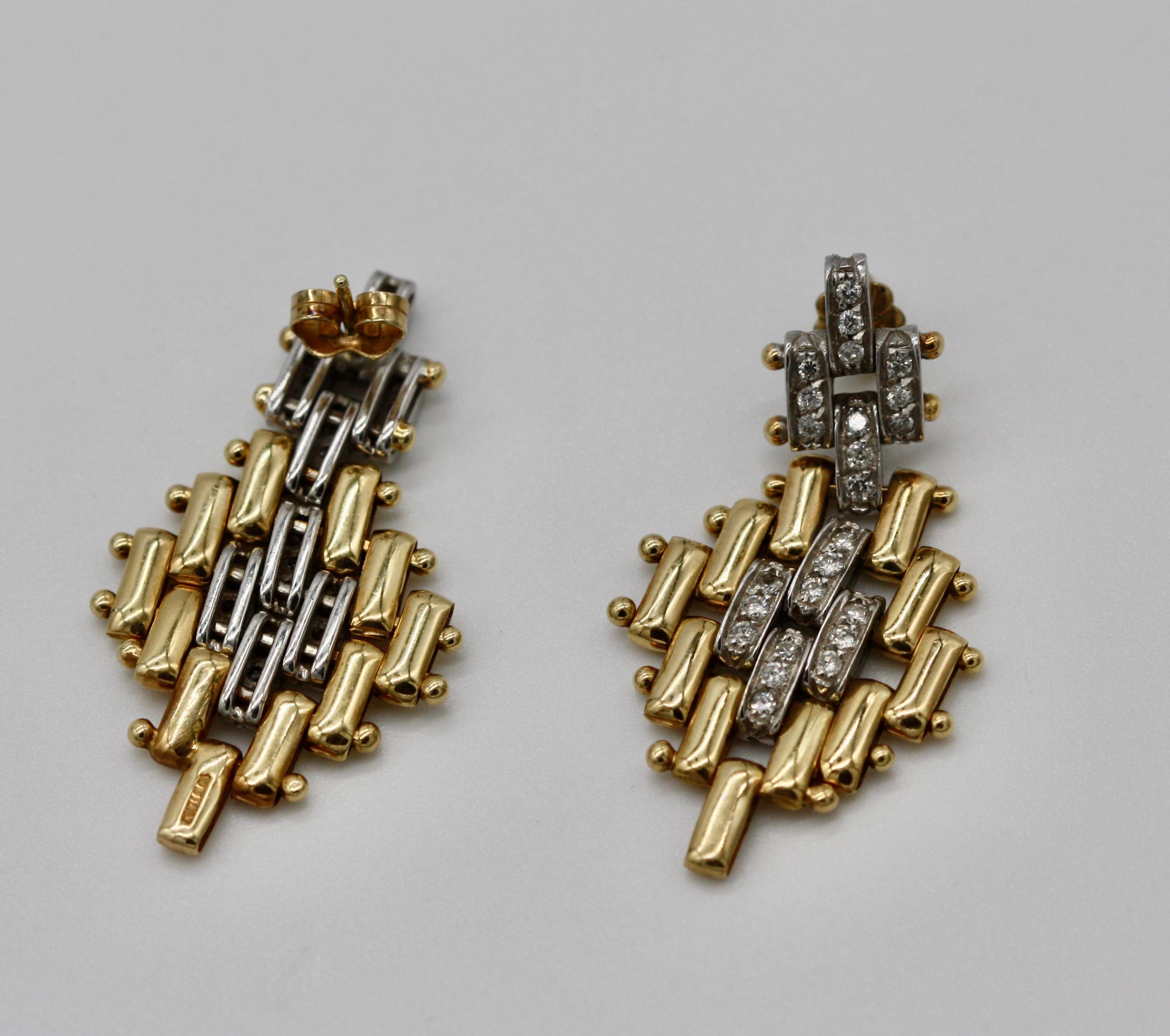 Ein Paar Ohrringe aus Gold und Diamanten (Rundschliff) im Angebot
