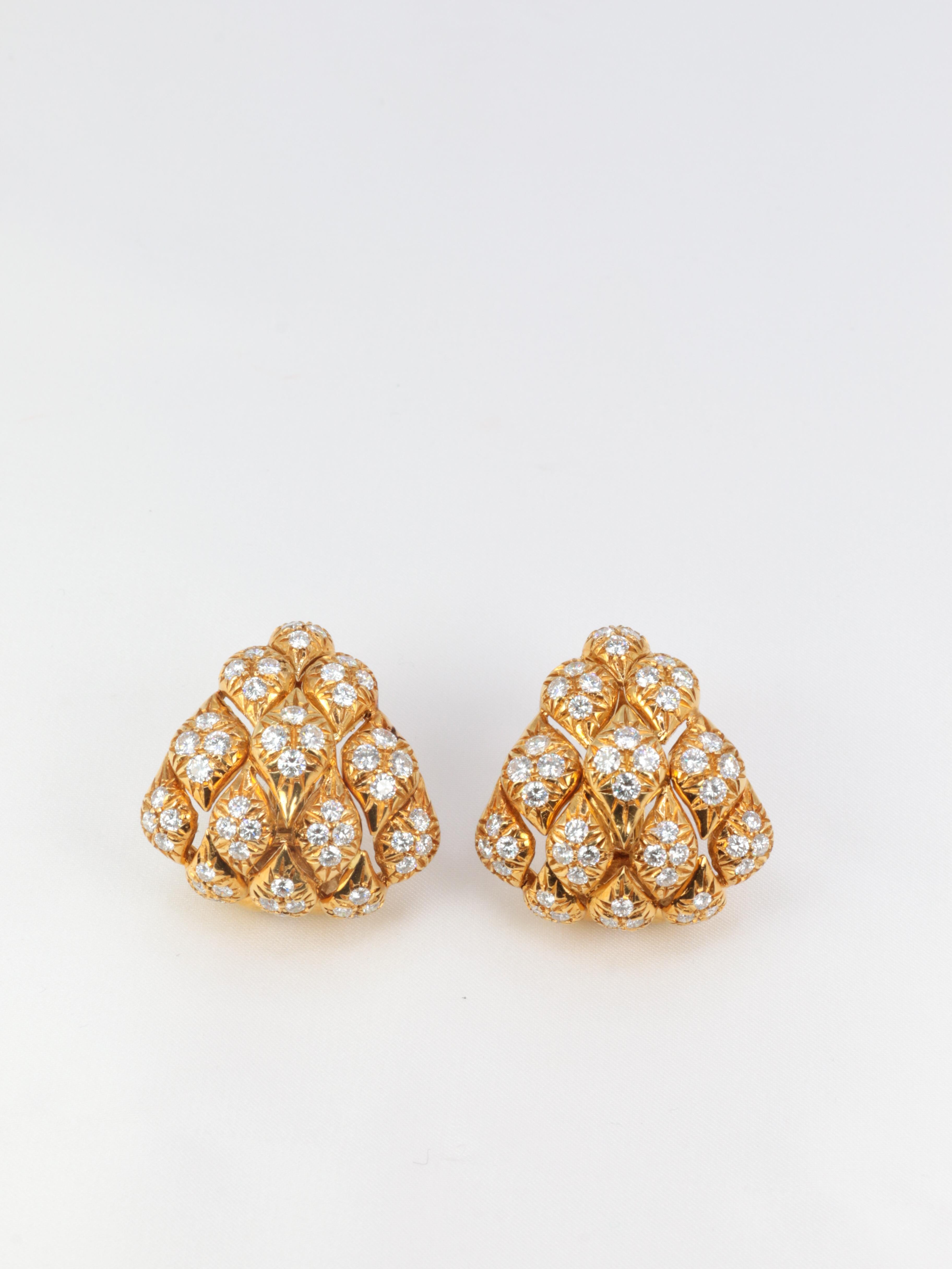 Pair of Gold and Diamond Pinecone Earrings In Excellent Condition For Sale In PARIS, FR