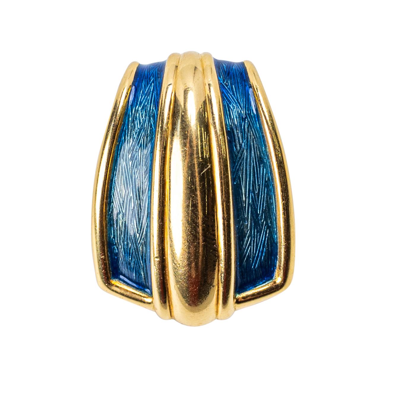 Coppia di fermagli per orecchie in oro e smalto, De Vroomen

Ciascuna clip per orecchie è progettata come un pannello scultoreo di smalto guilloché blu vivo, accentuato da bordi rigati in oro giallo 18 carati riccamente lucidato. Firmato De Vroomen.