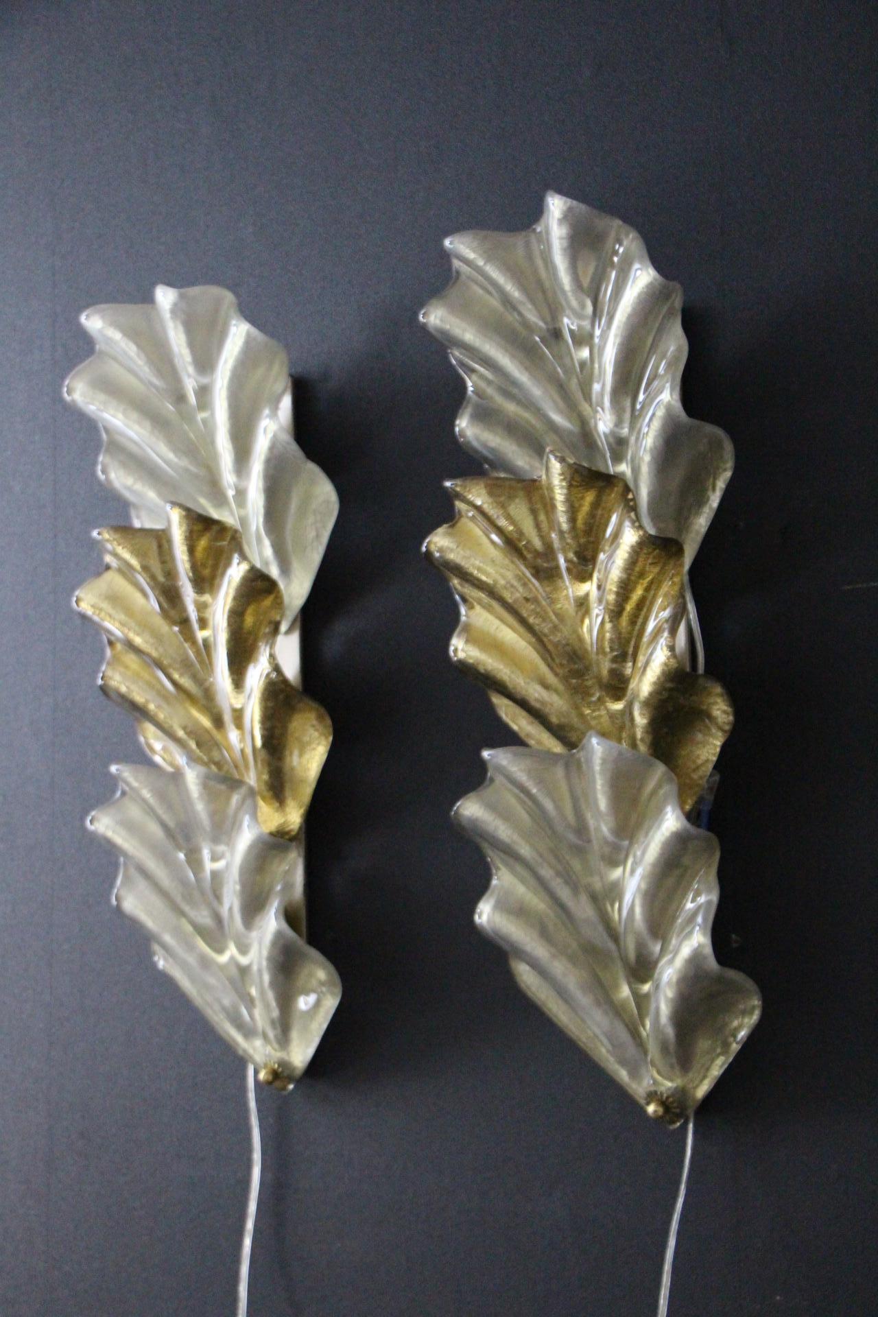 Queste bellissime applique in vetro di Murano a forma di foglie sono state realizzate interamente a mano in Italia. La loro forma è notevole, come se fosse destinata a muoversi, è molto vivace. Il vetro è molto spesso e ha una bellissima forma a