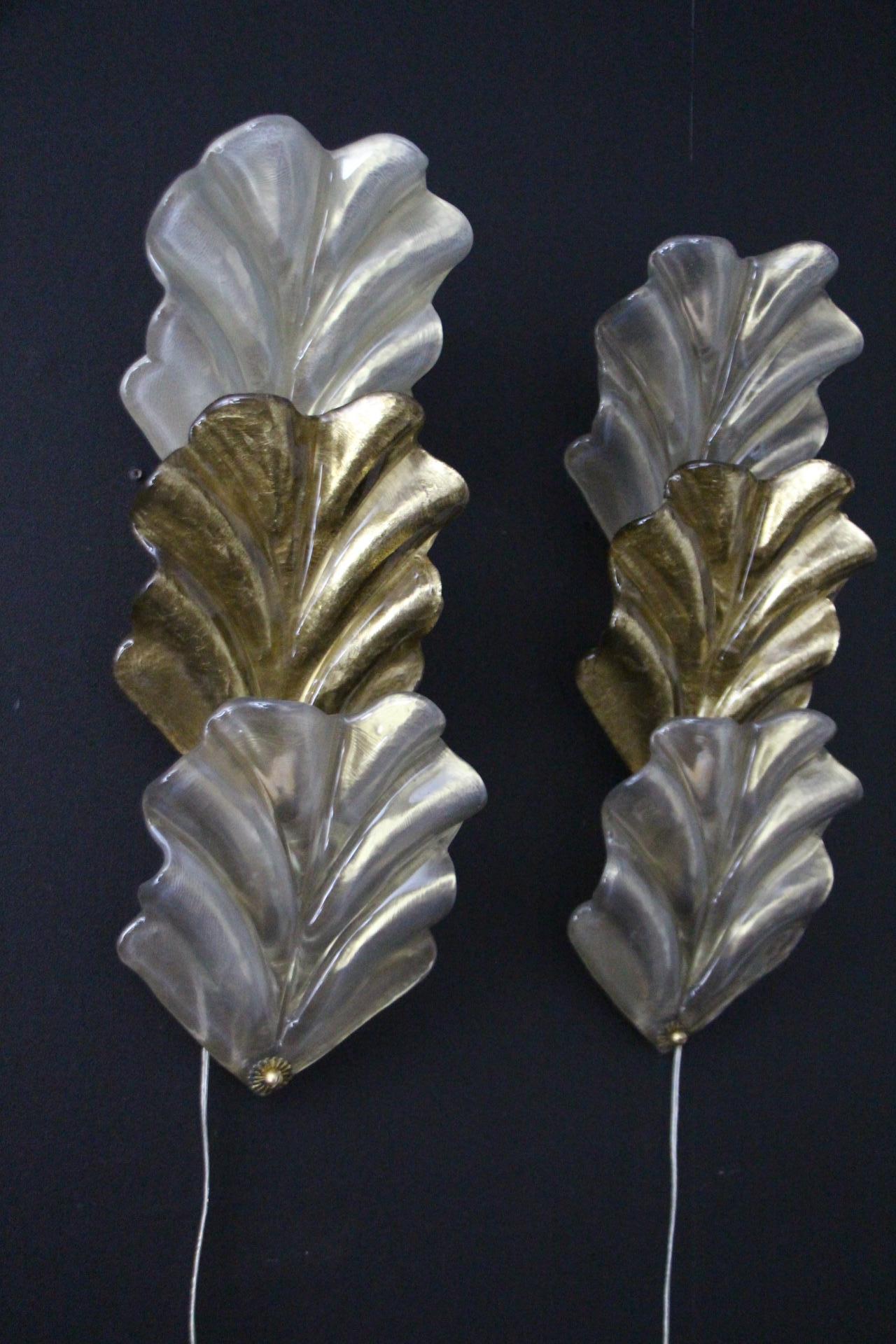 Art Déco Coppia di lampade a foglia in vetro di Murano color oro e bianco perlato in stile Barovier in vendita