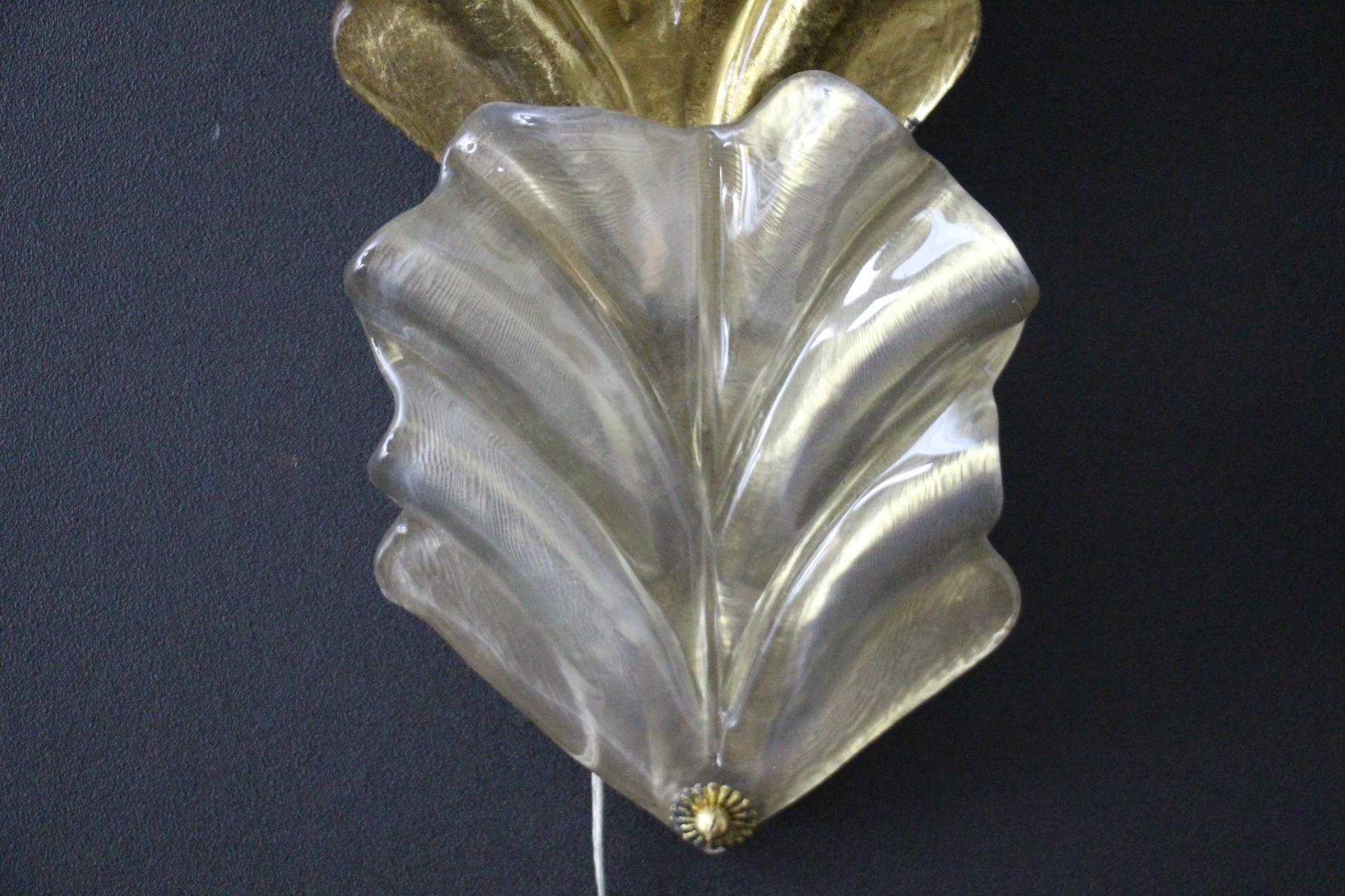 Italiano Coppia di lampade a foglia in vetro di Murano color oro e bianco perlato in stile Barovier in vendita